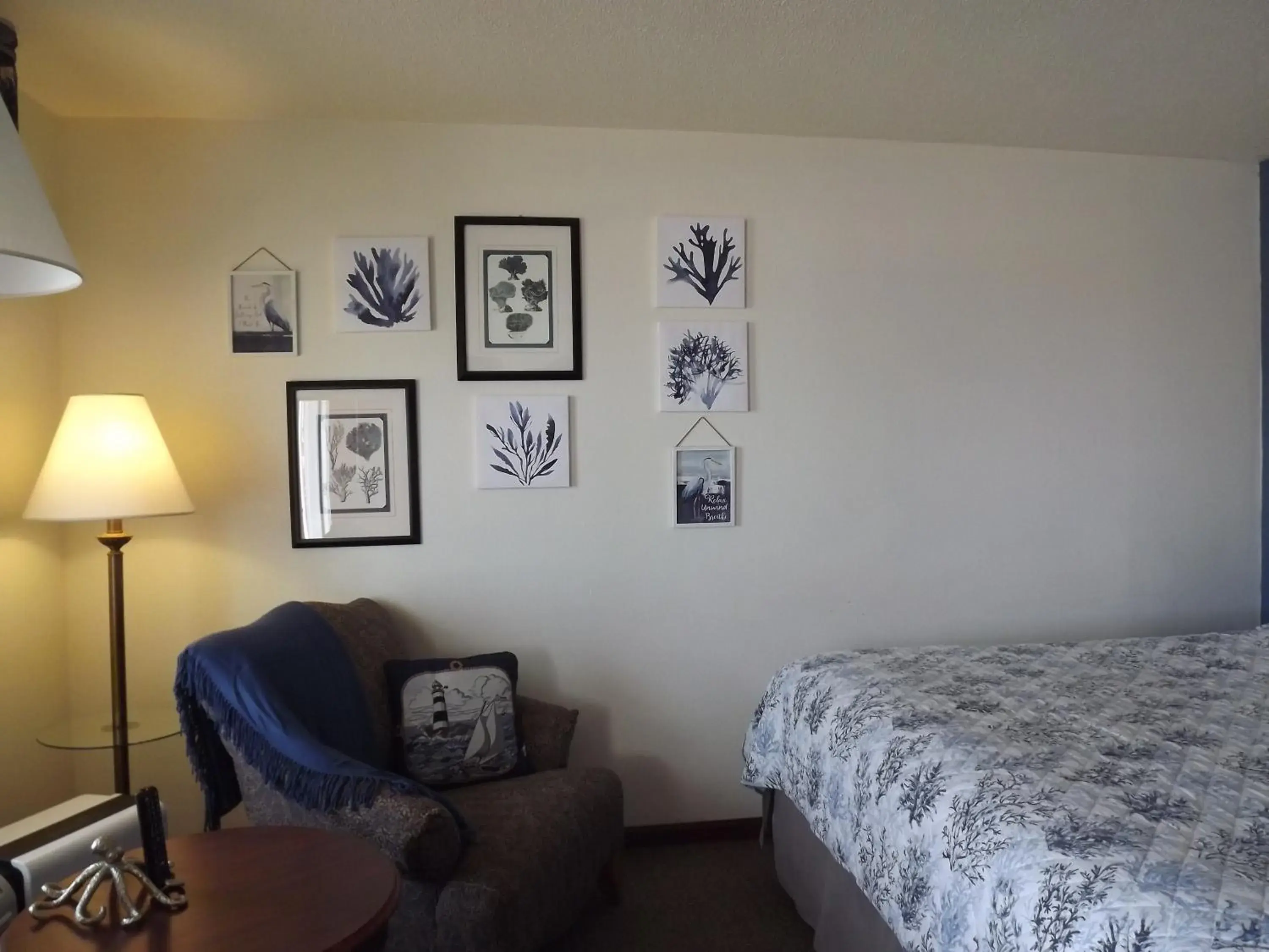 Seating area, Bed in Crest Country Inn