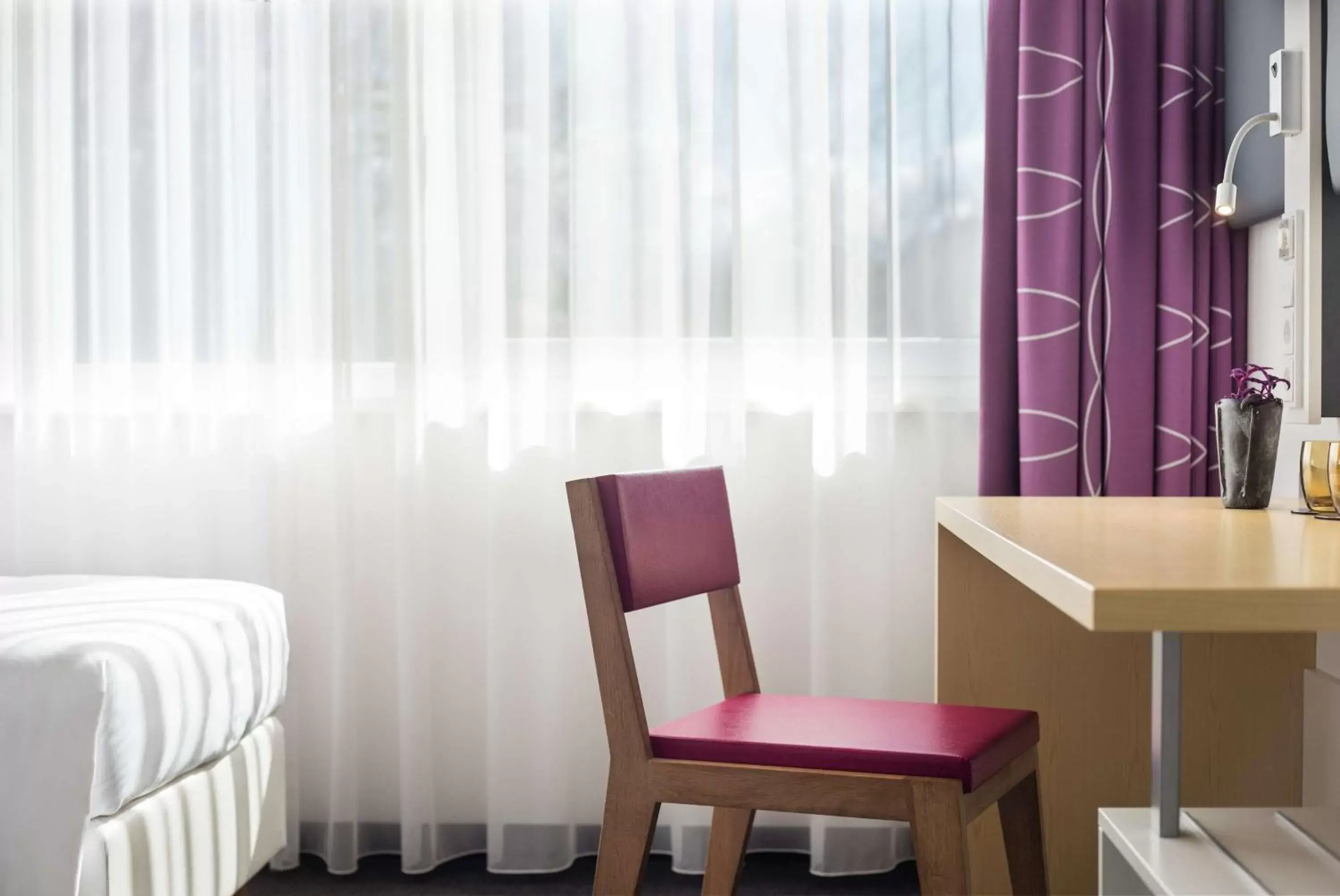 Bedroom, Seating Area in Lindner Hotel Frankfurt Sportpark part of JdV by Hyatt