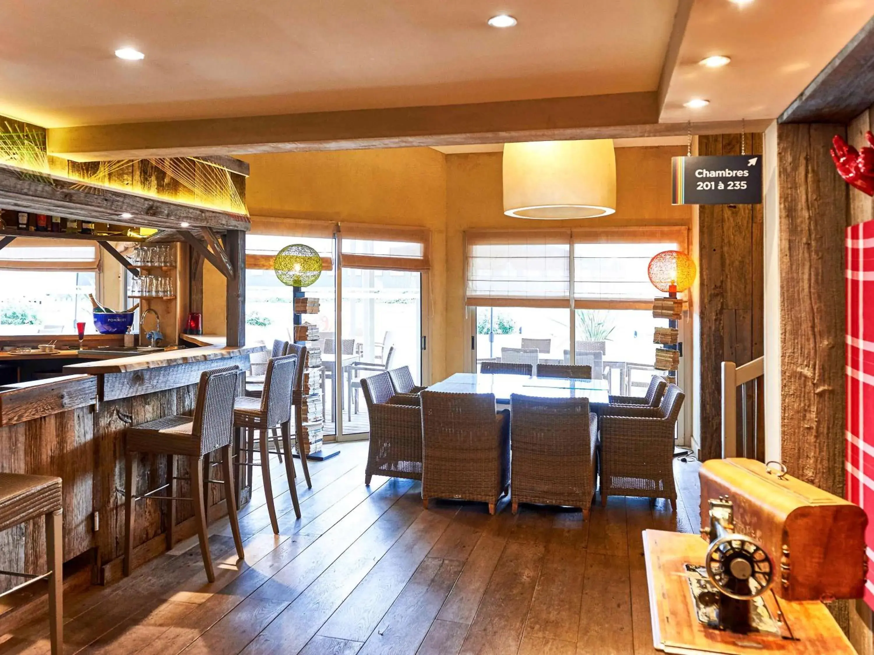 Lounge or bar in ibis Styles Cholet Lounge or bar in ibis Styles Cholet