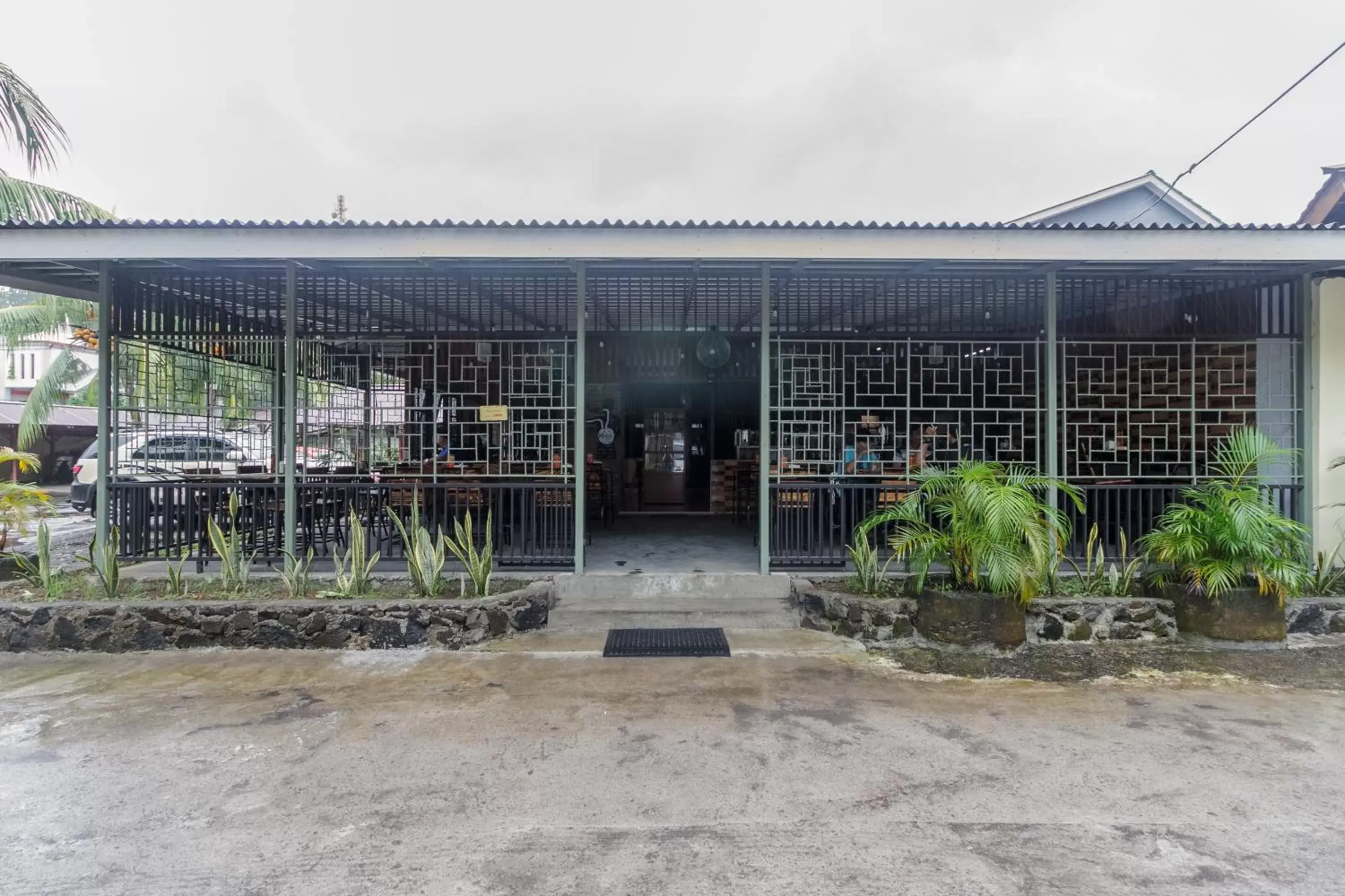 Property building in RedDoorz at Jalan Babepalar Rike Manado Property building in RedDoorz at Jalan Babepalar Rike Manado