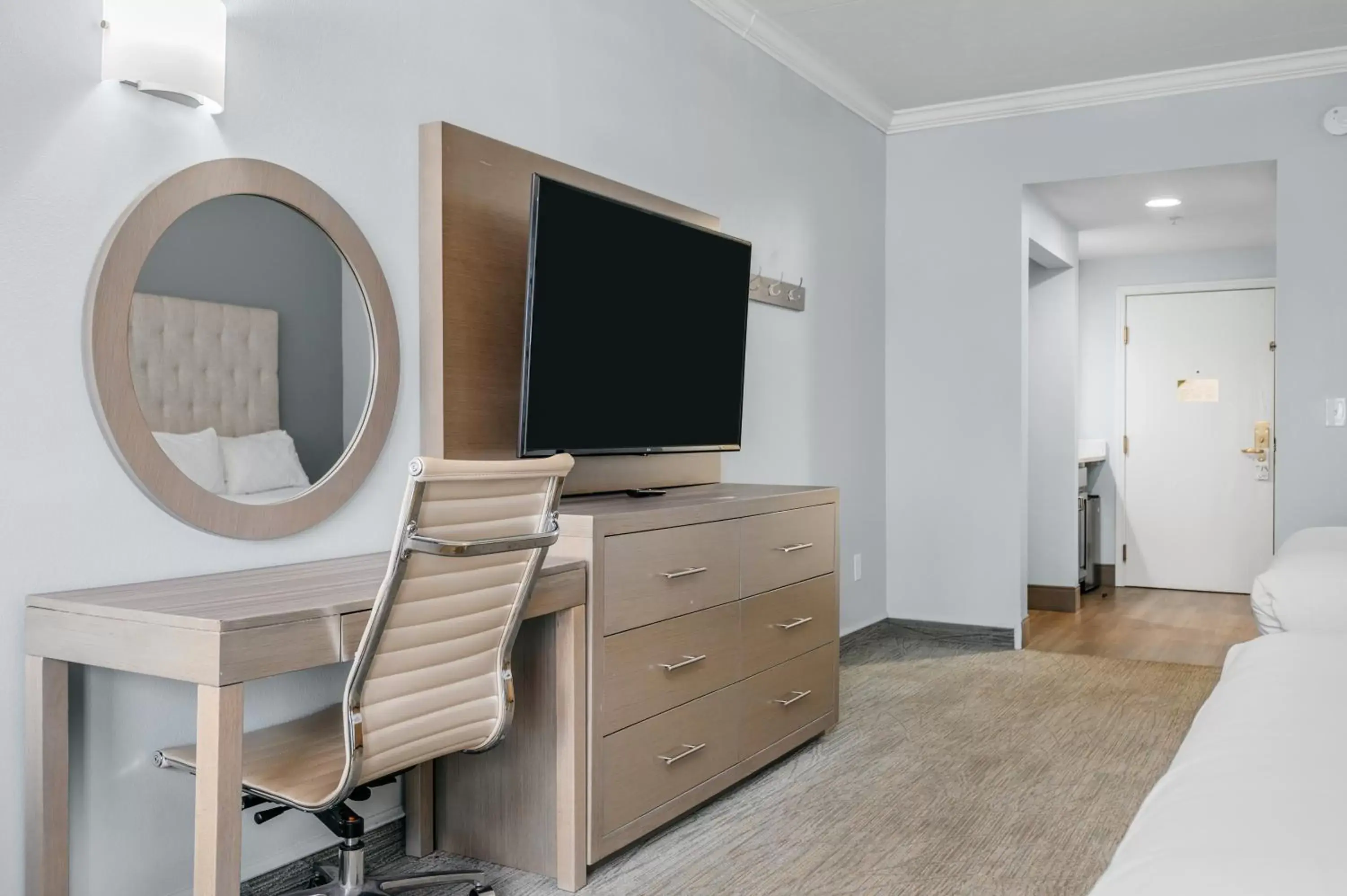 Bedroom, TV/Entertainment Center in Cherry Tree Inn & Suites