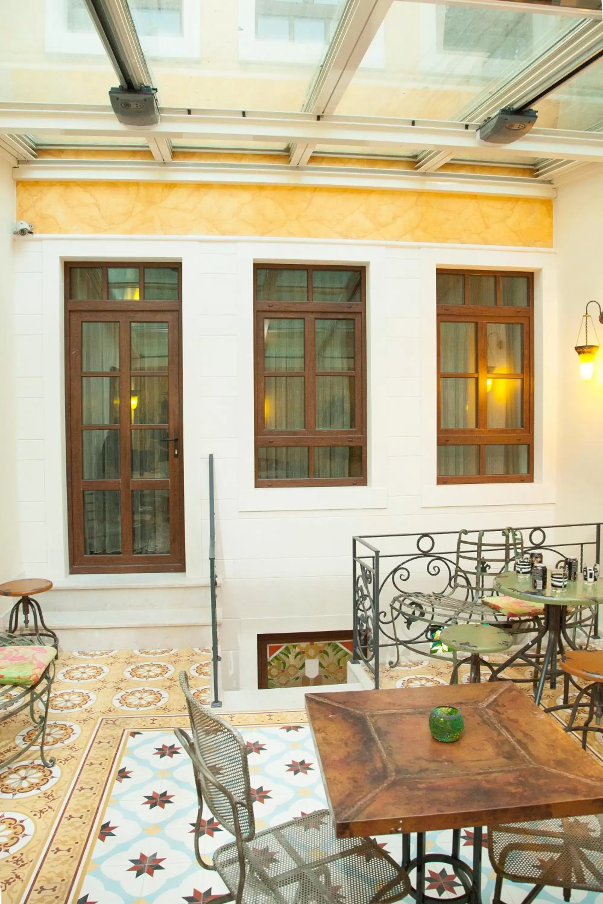 Restaurant/places to eat in Villa Pera Suite Hotel