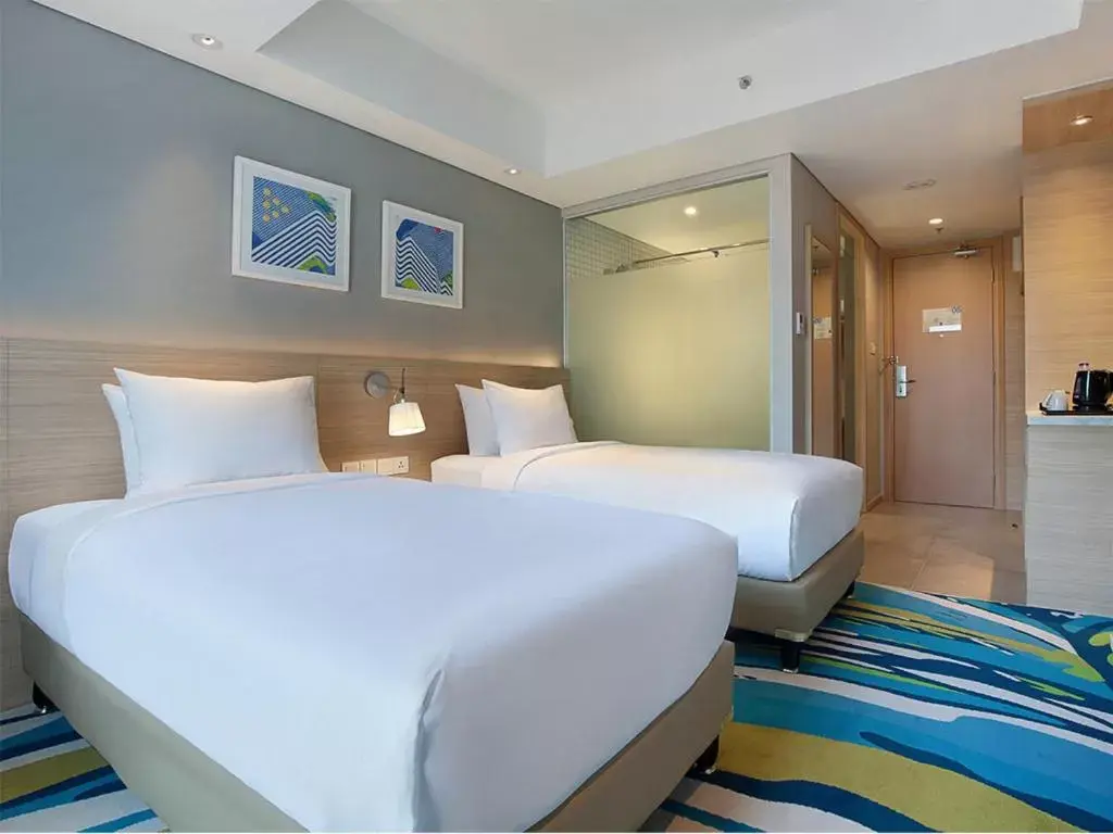 Bed in Holiday Inn Express Jakarta Wahid Hasyim, an IHG Hotel