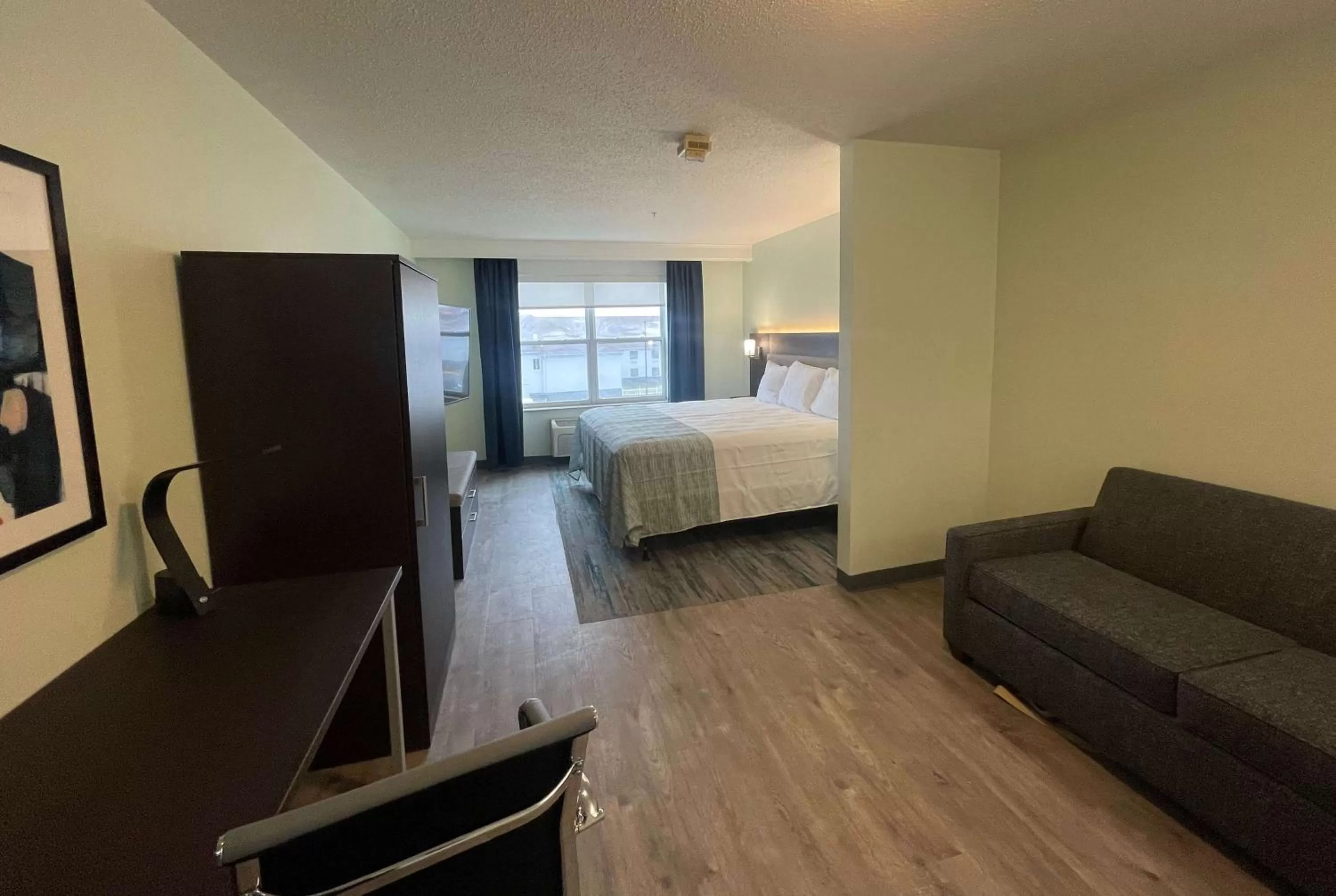 Photo of the whole room, Bed in Wingate by Wyndham Waldorf - Washington DC Area