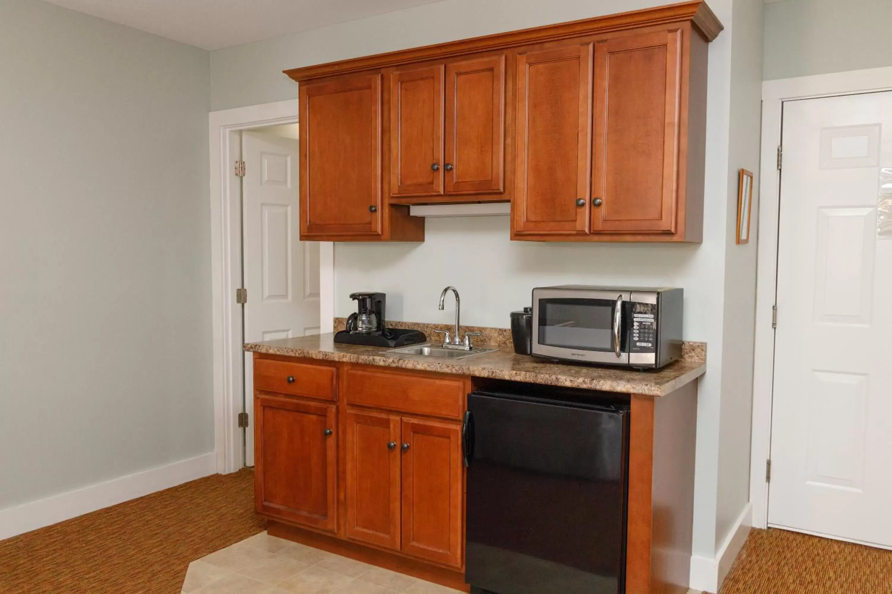 Kitchen or kitchenette, Kitchen/Kitchenette in Admiral's Inn Resort