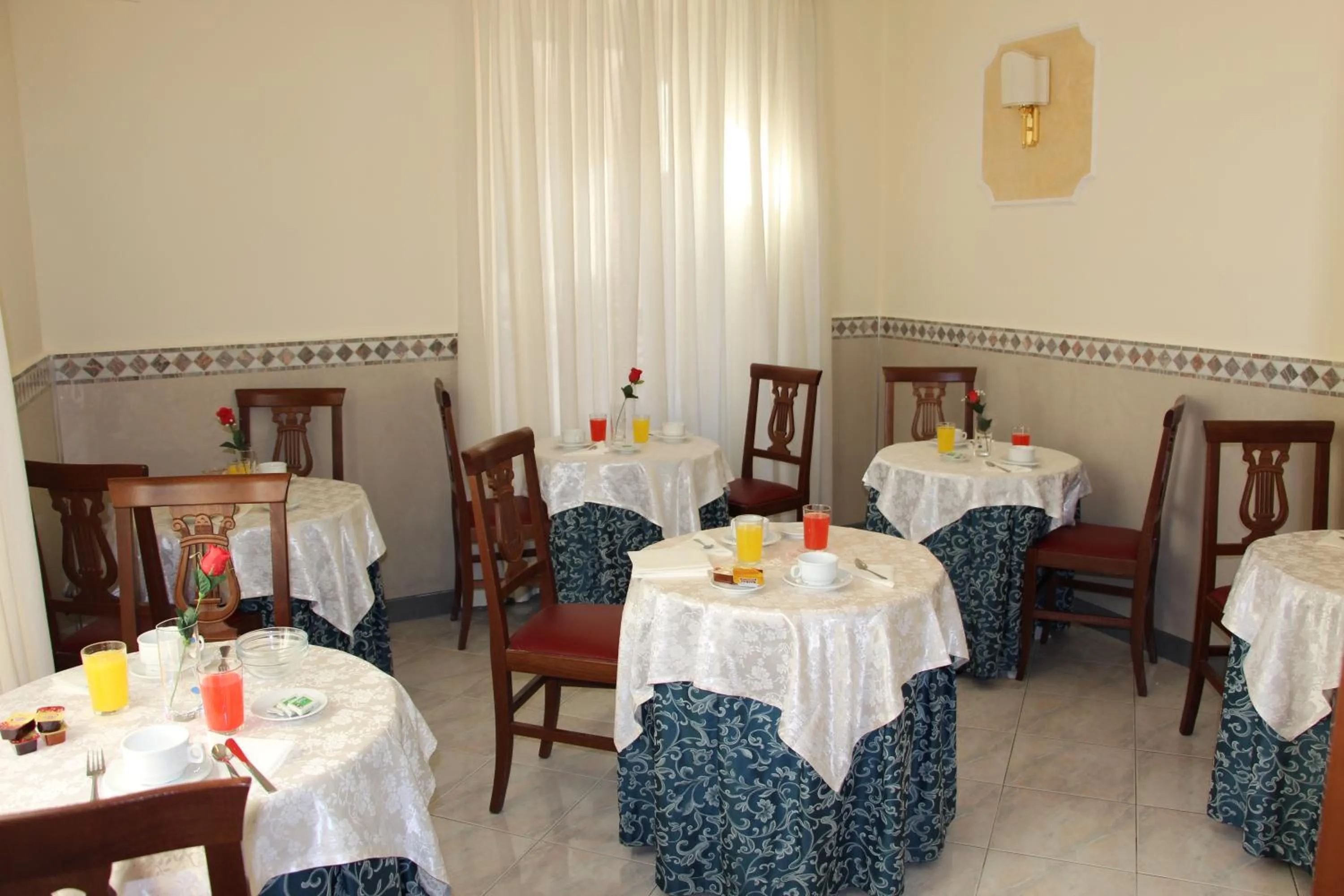 Restaurant/places to eat in Hotel Mirage