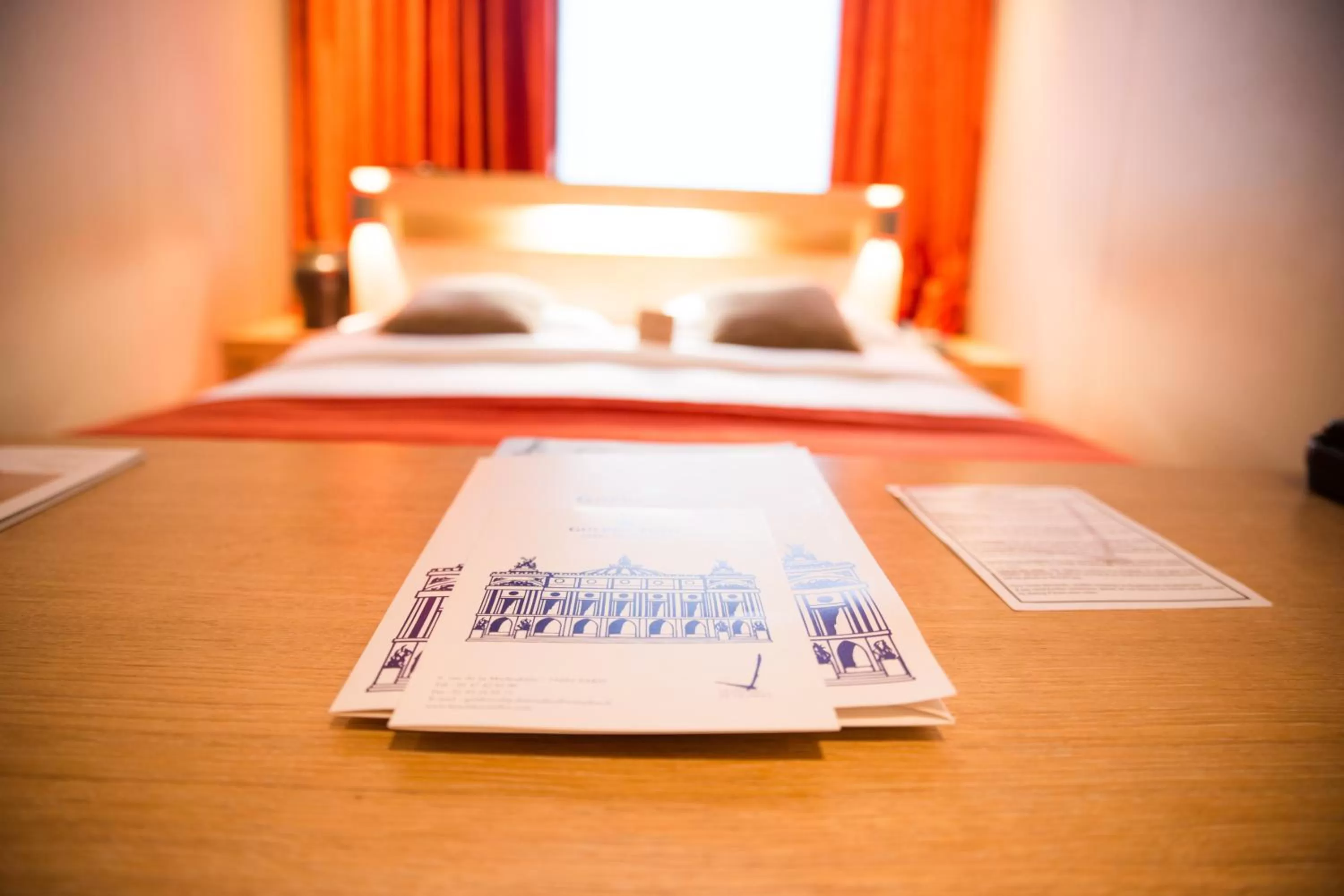 Bed in Golden Tulip Opera de Noailles