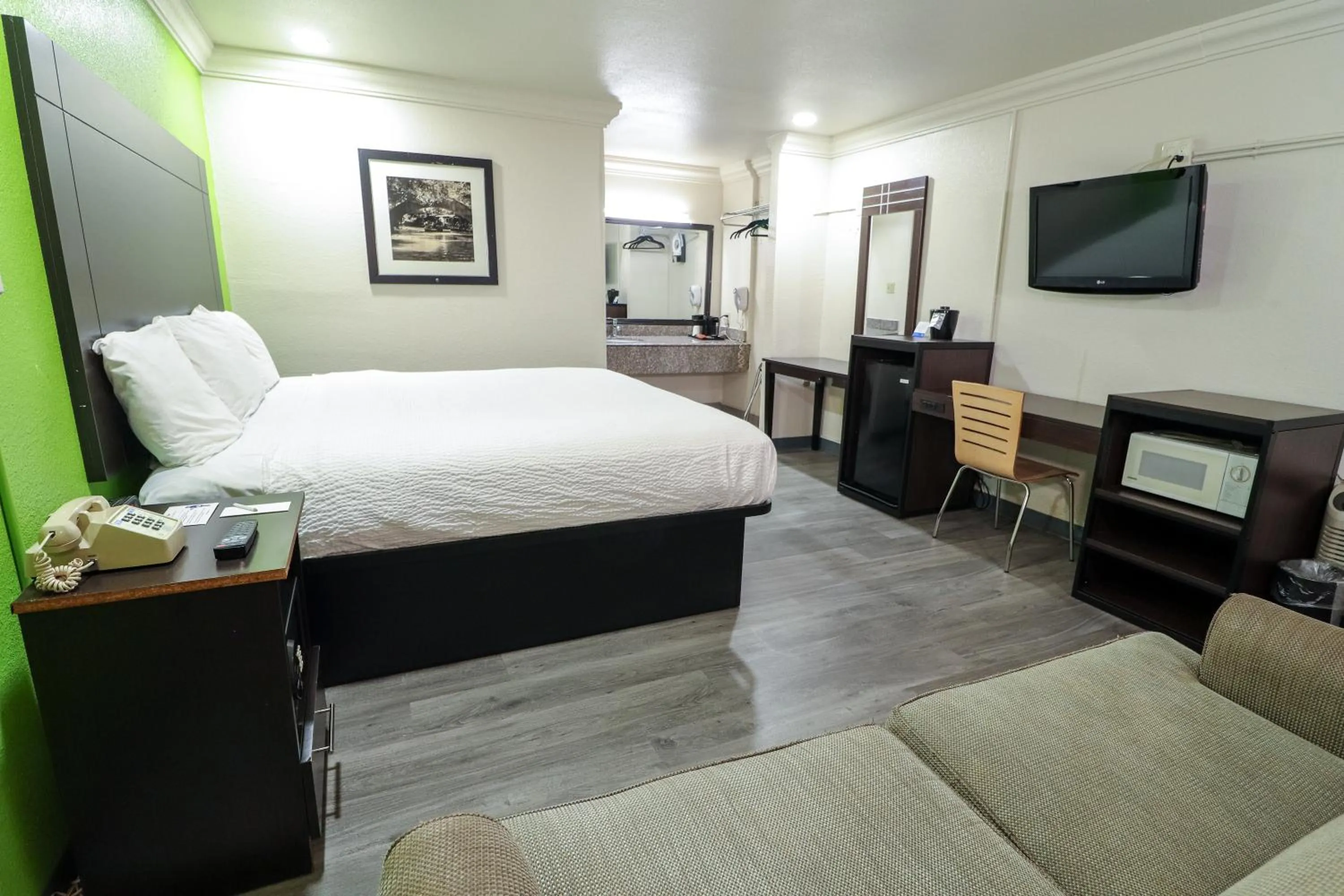 Photo of the whole room, Bed in Rodeway Inn San Antonio Lackland AFB - SeaWorld