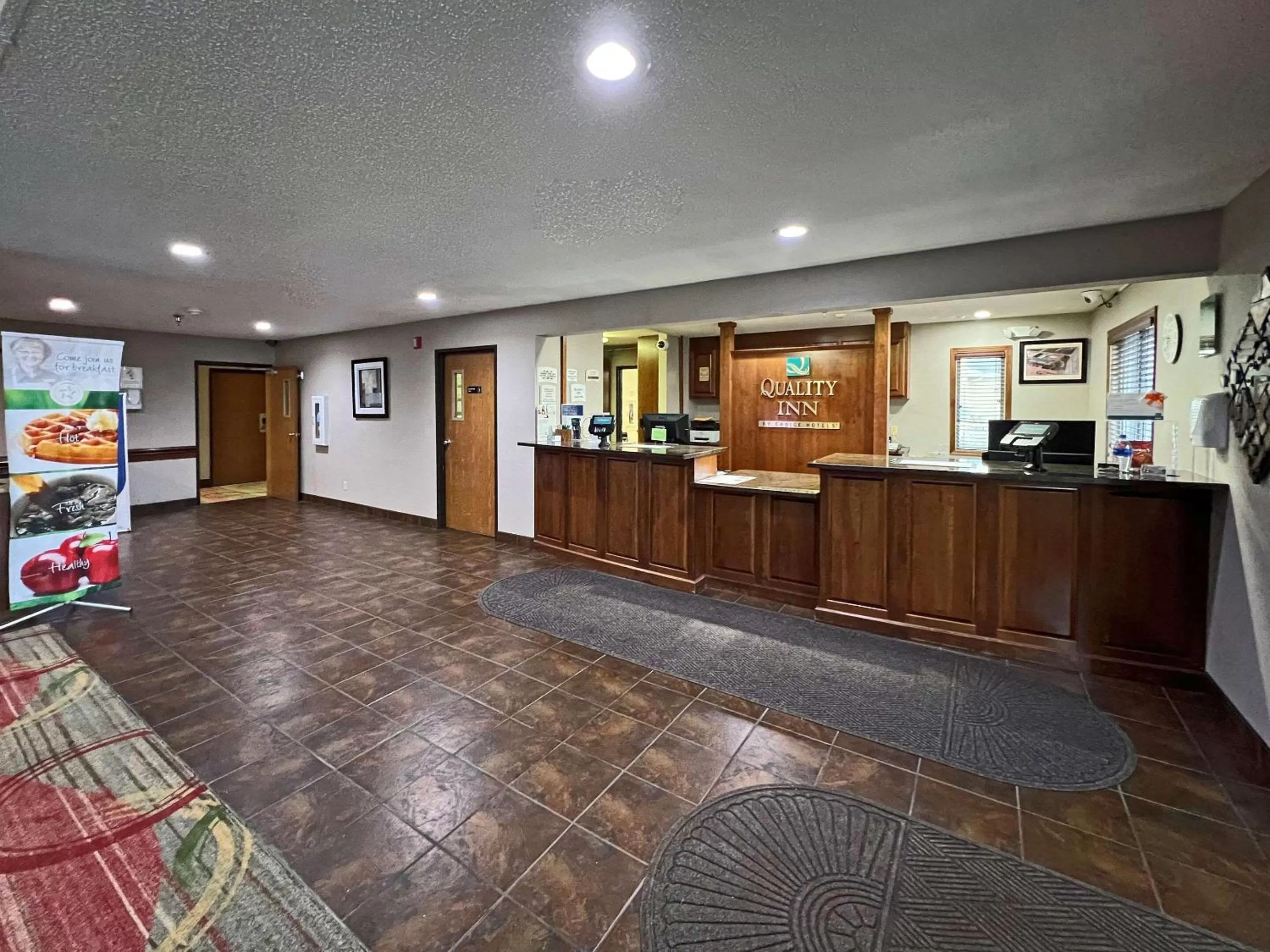 Lobby or reception in Quality Inn Mitchell I-90