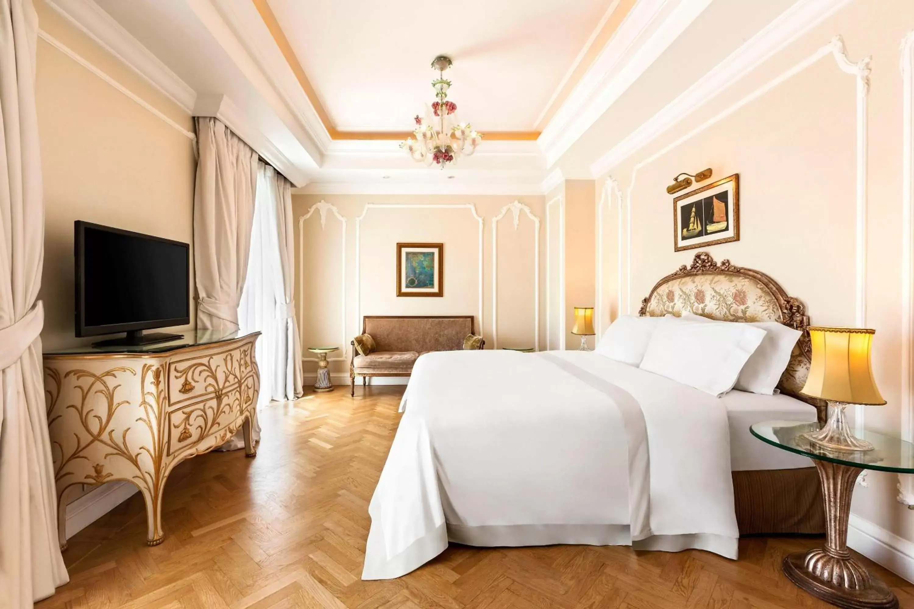 Photo of the whole room, Bed in King George, a Luxury Collection Hotel, Athens