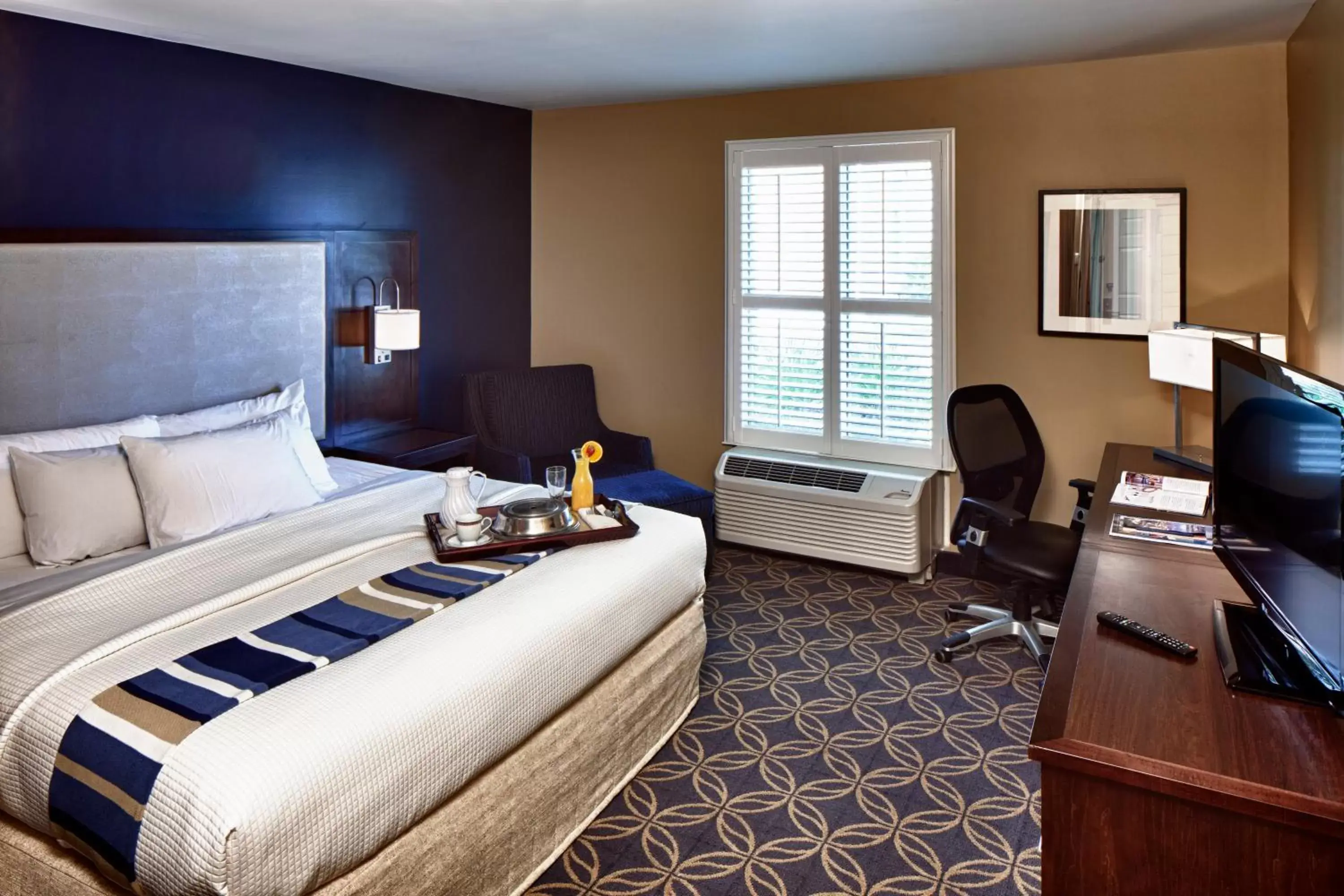 Day, Bed in Nationwide Hotel and Conference Center Day, Bed in Nationwide Hotel and Conference Center