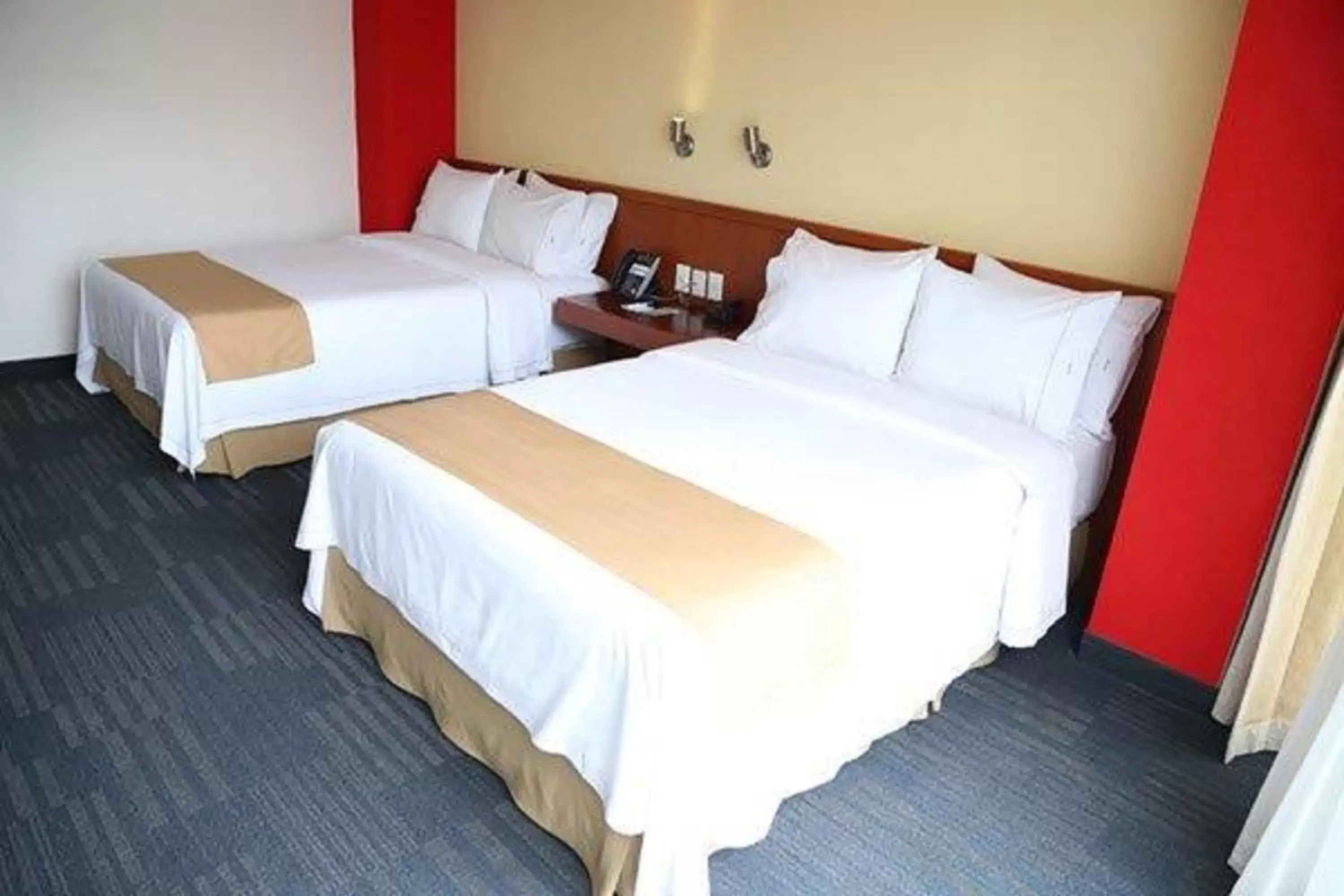 Photo of the whole room, Bed in Holiday Inn Express Guadalajara Expo, an IHG Hotel