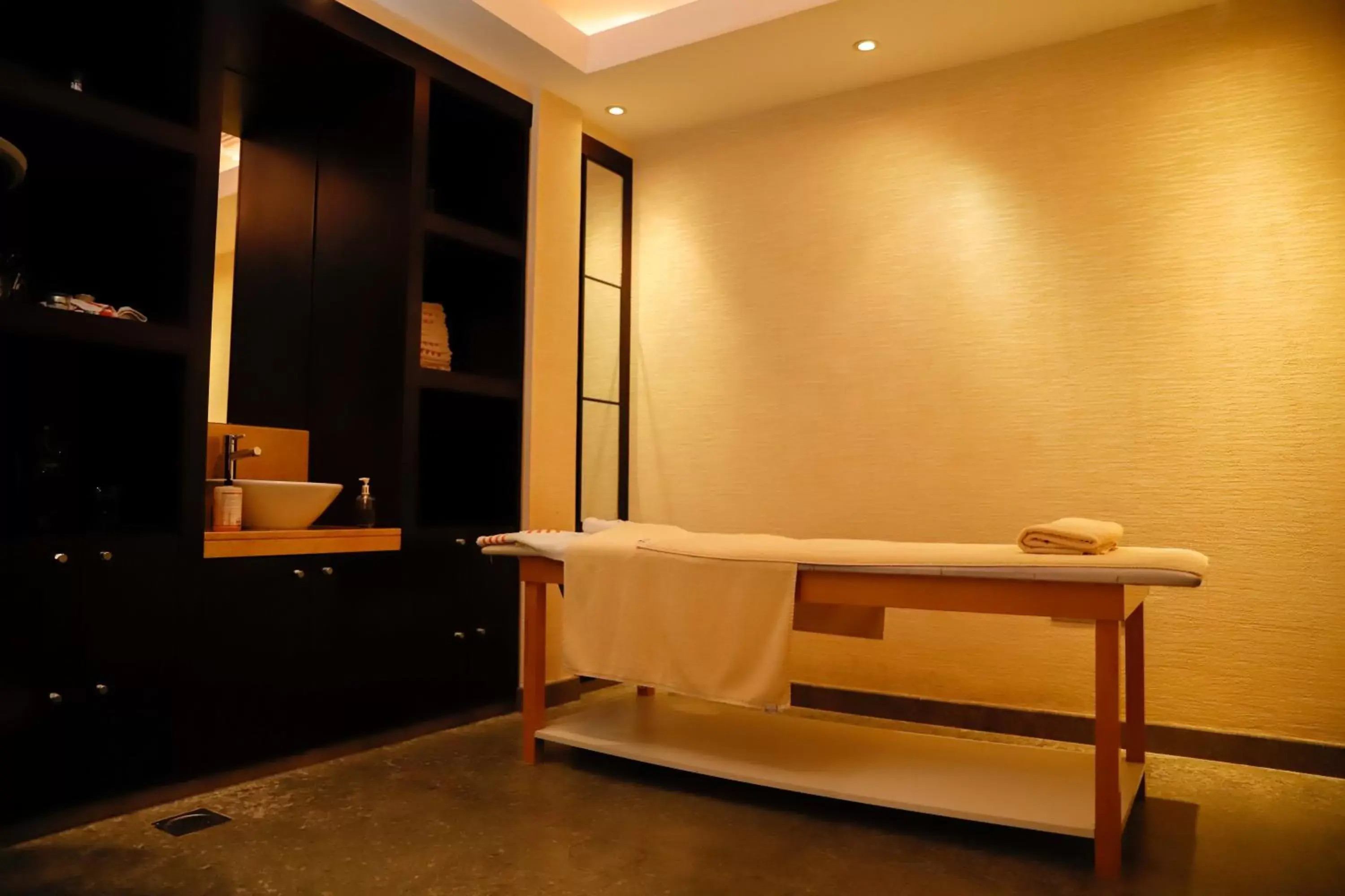 Spa and wellness centre/facilities, TV/Entertainment Center in Crowne Plaza Sohar, an IHG Hotel