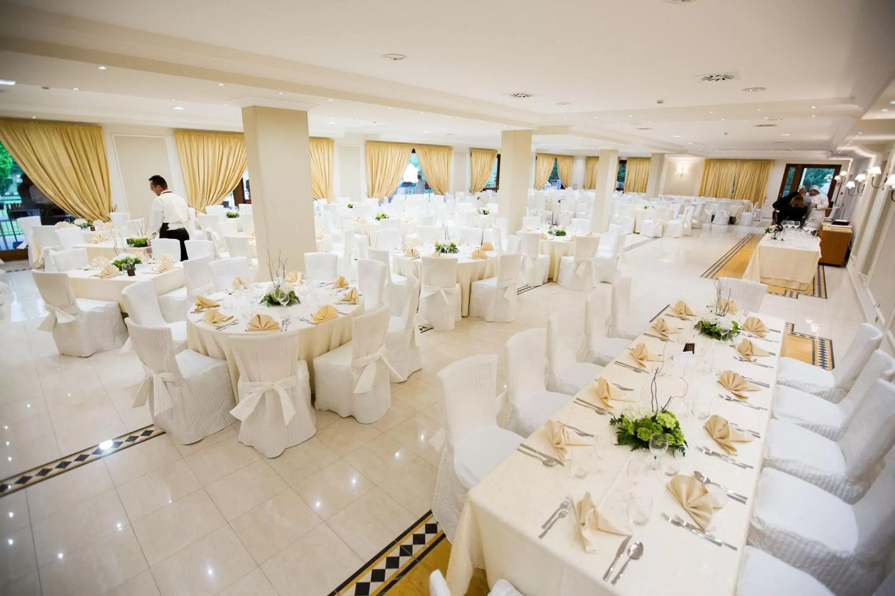 Restaurant/places to eat, Banquet Facilities in Grand Hotel Elite