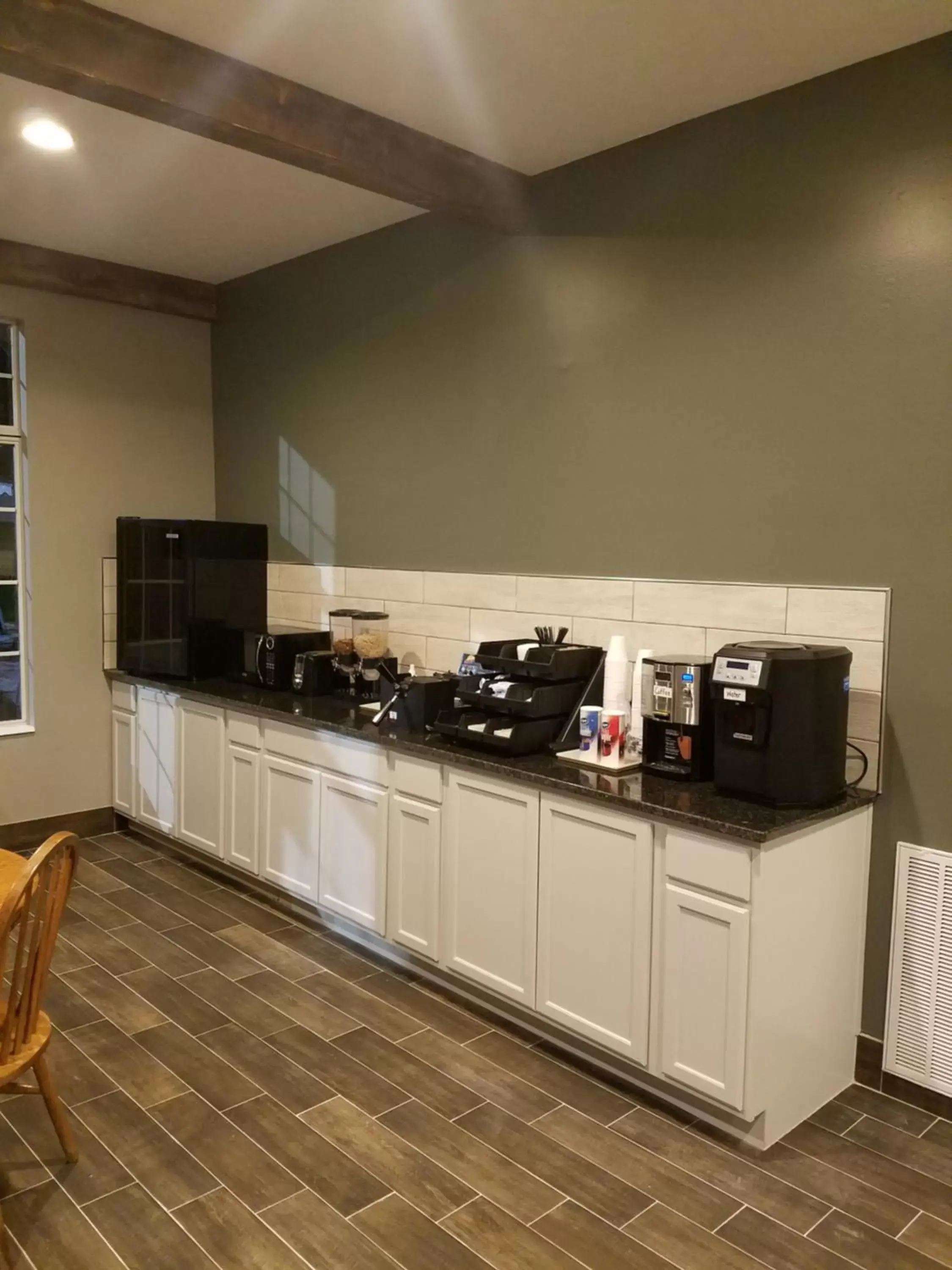 Lobby or reception, Kitchen/Kitchenette in Meriwether Country Inn