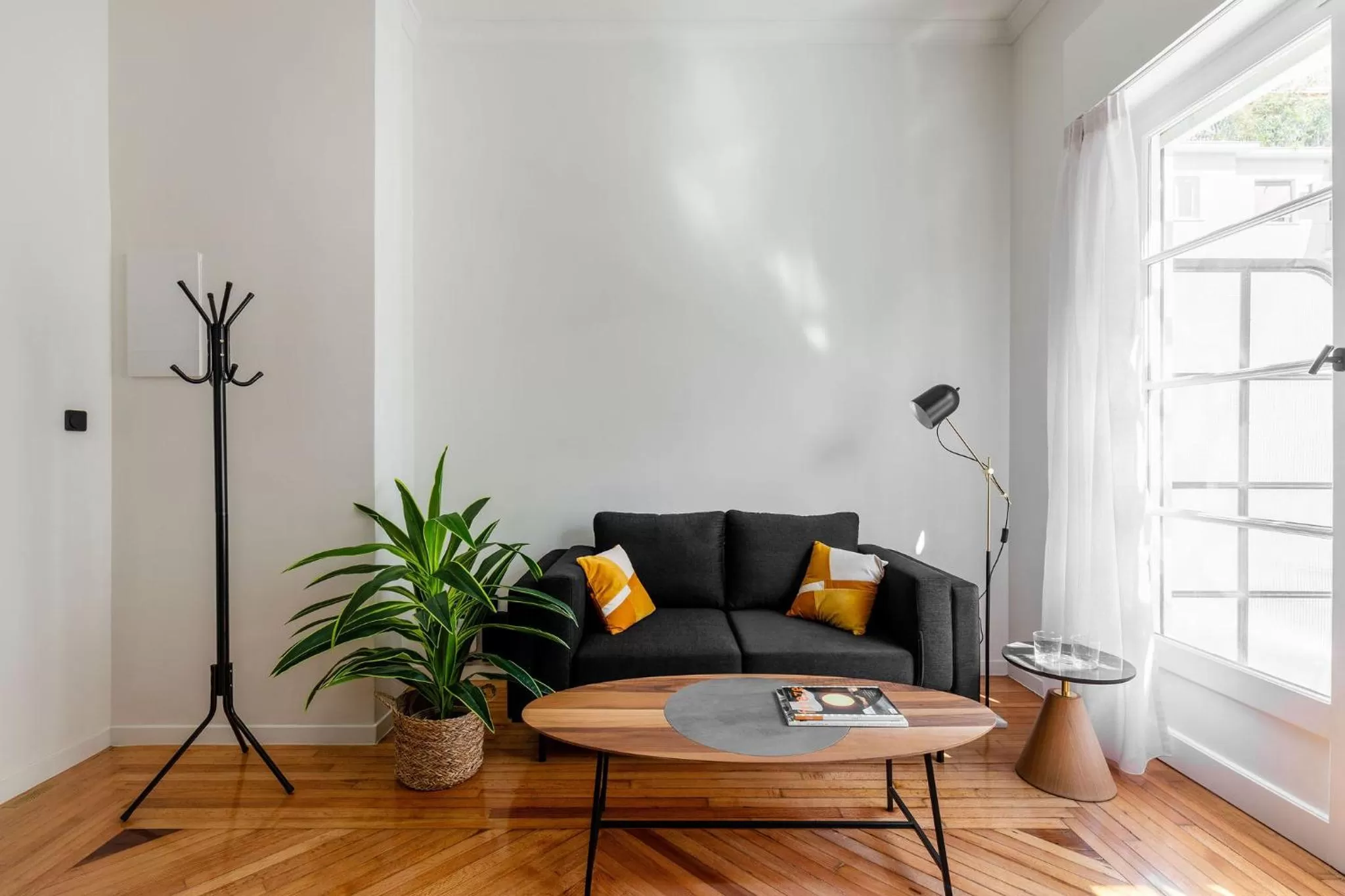 Living room, Seating Area in ZOIA The Met by UPSTREET