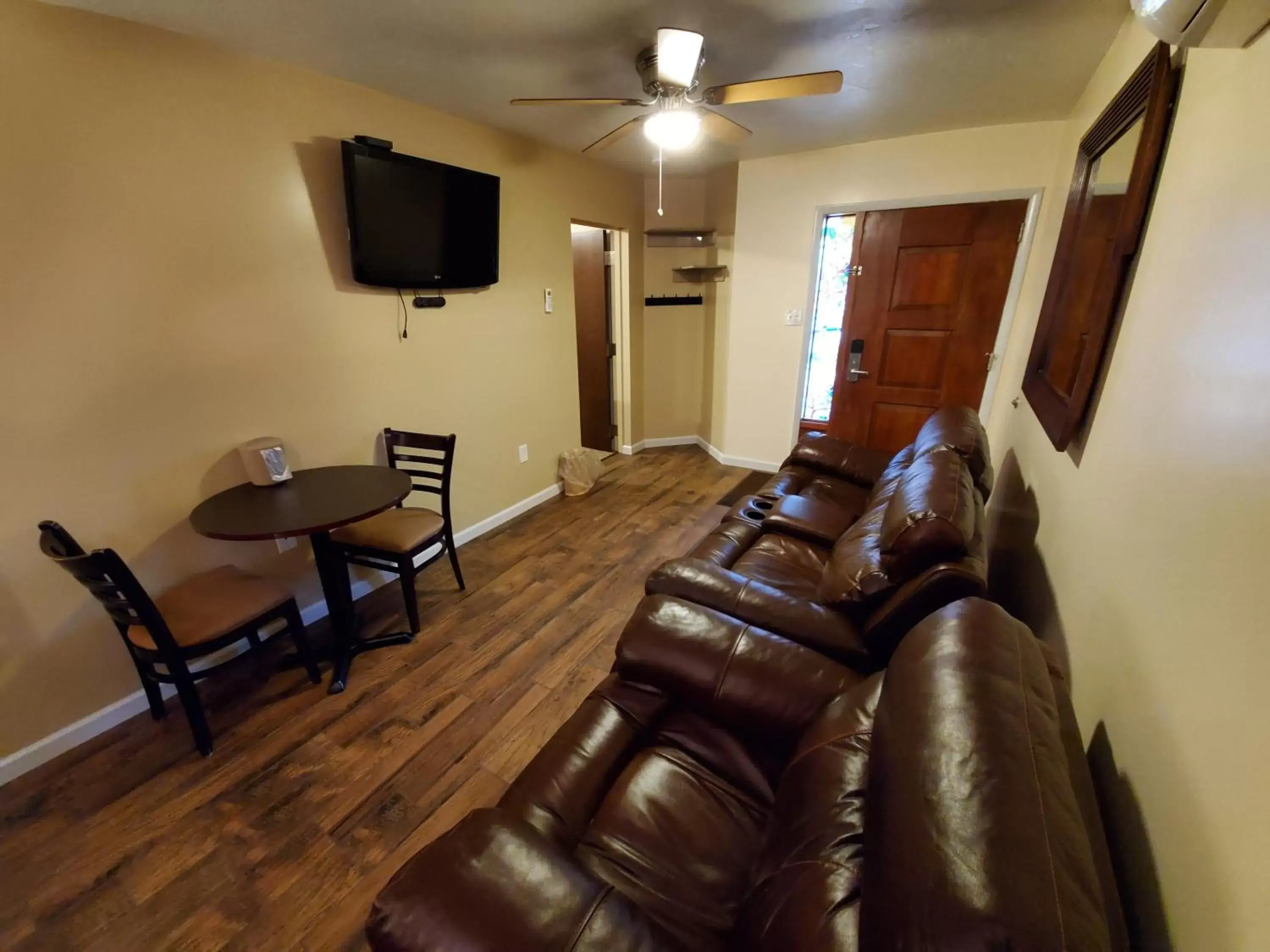 Seating Area in Jefferson Hills Motel