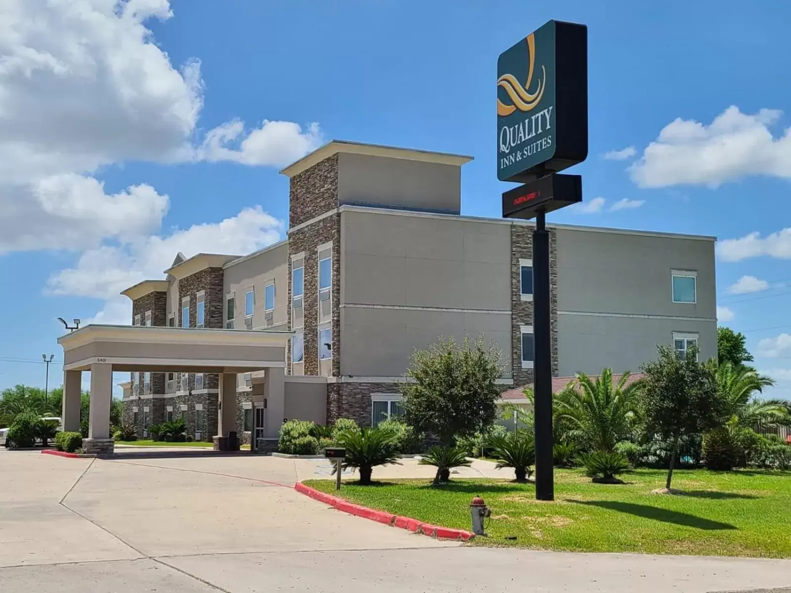 Property Building in Quality Inn & Suites Victoria East