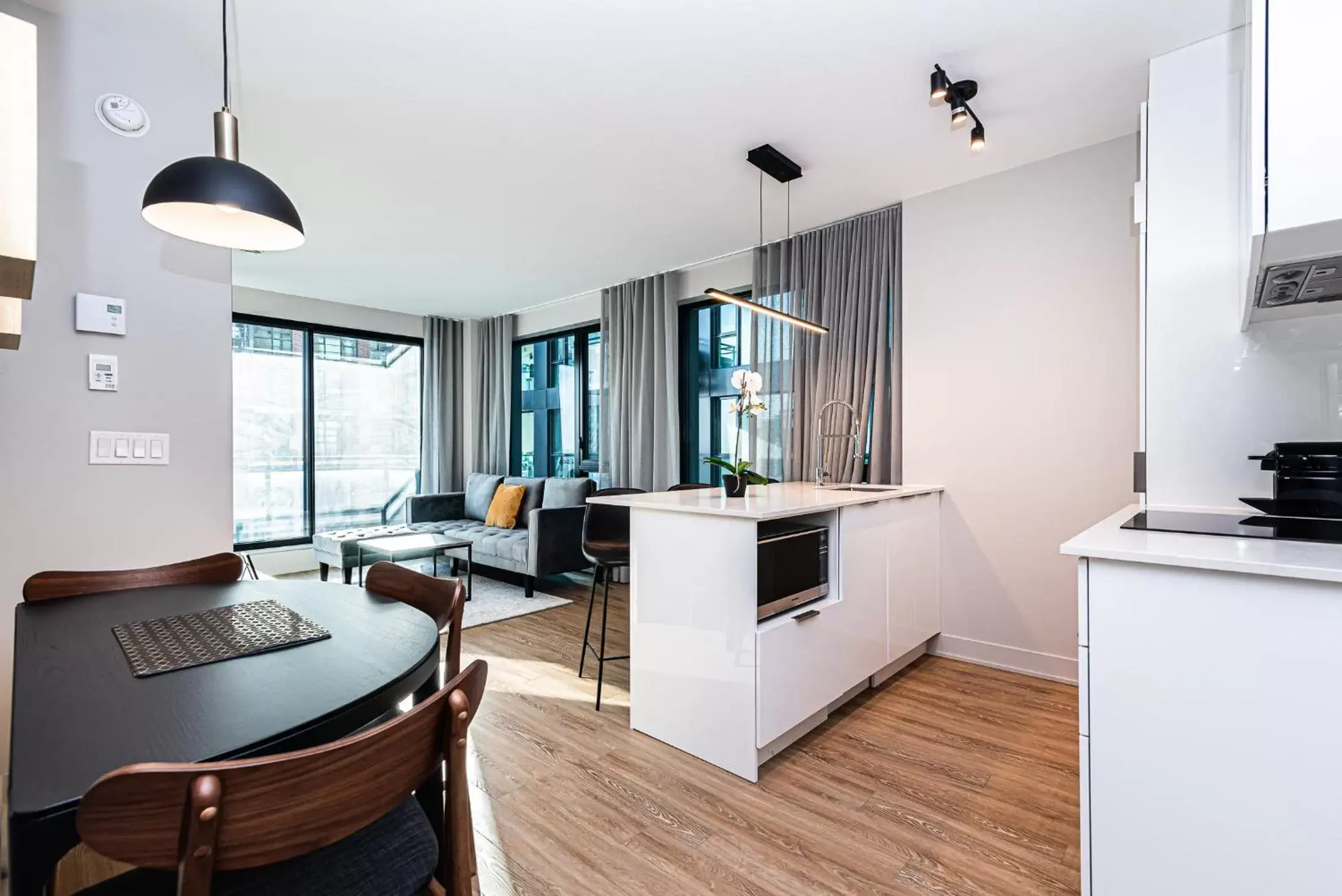 Kitchen or kitchenette, Kitchen/Kitchenette in WRFY Griffintown Apartment