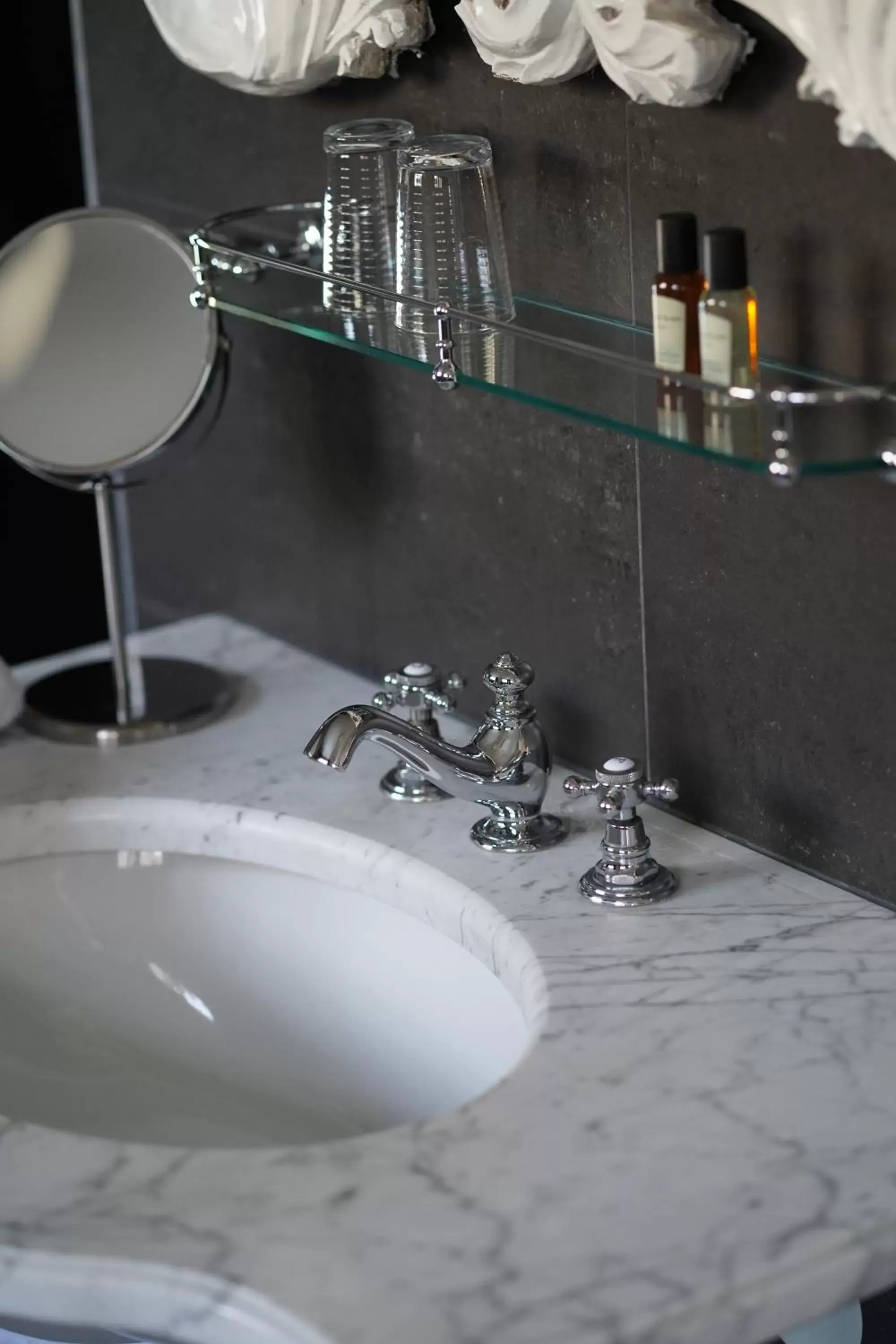 Bathroom in Huis van Bewaring