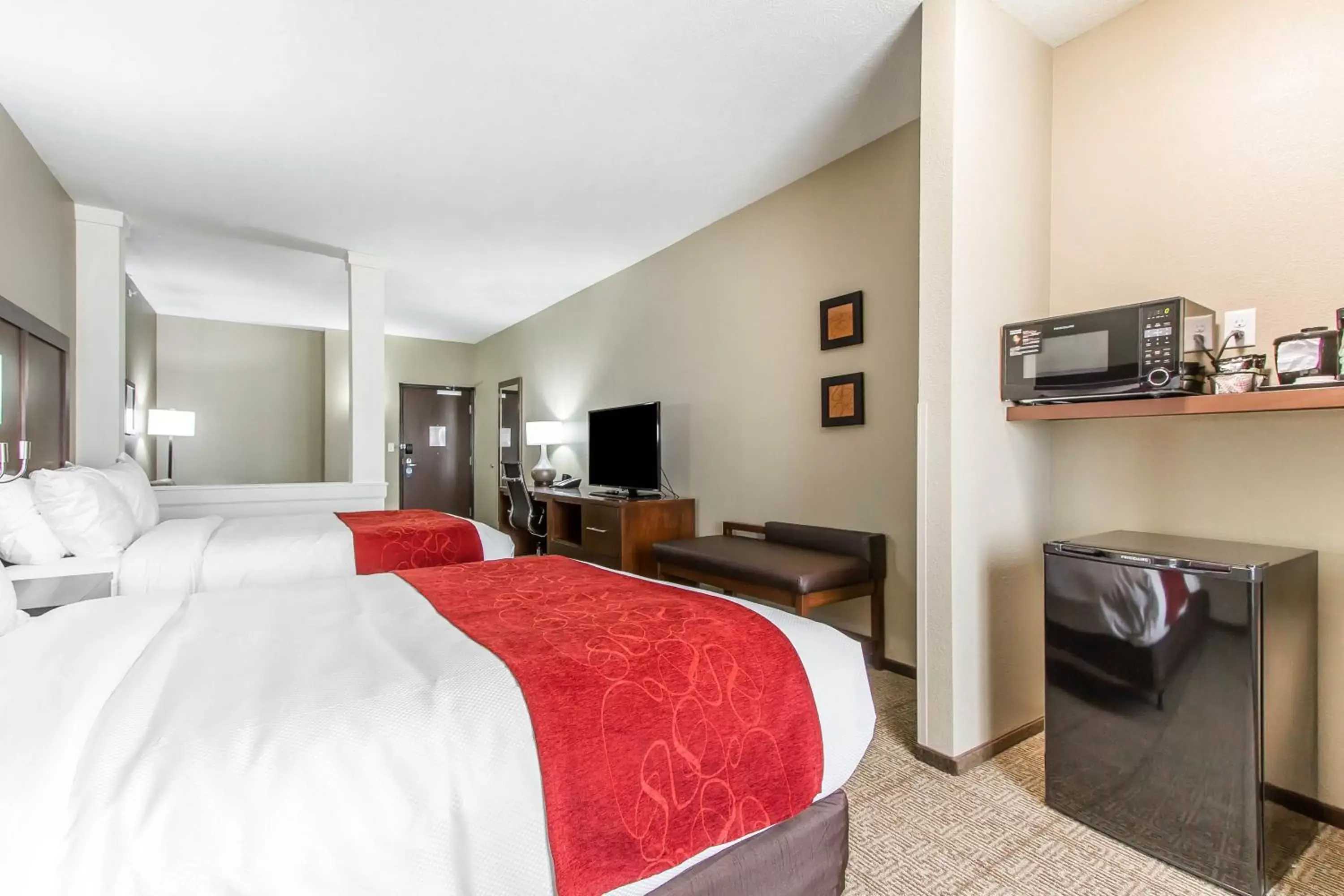 Photo of the whole room, Bed in Comfort Suites West Omaha