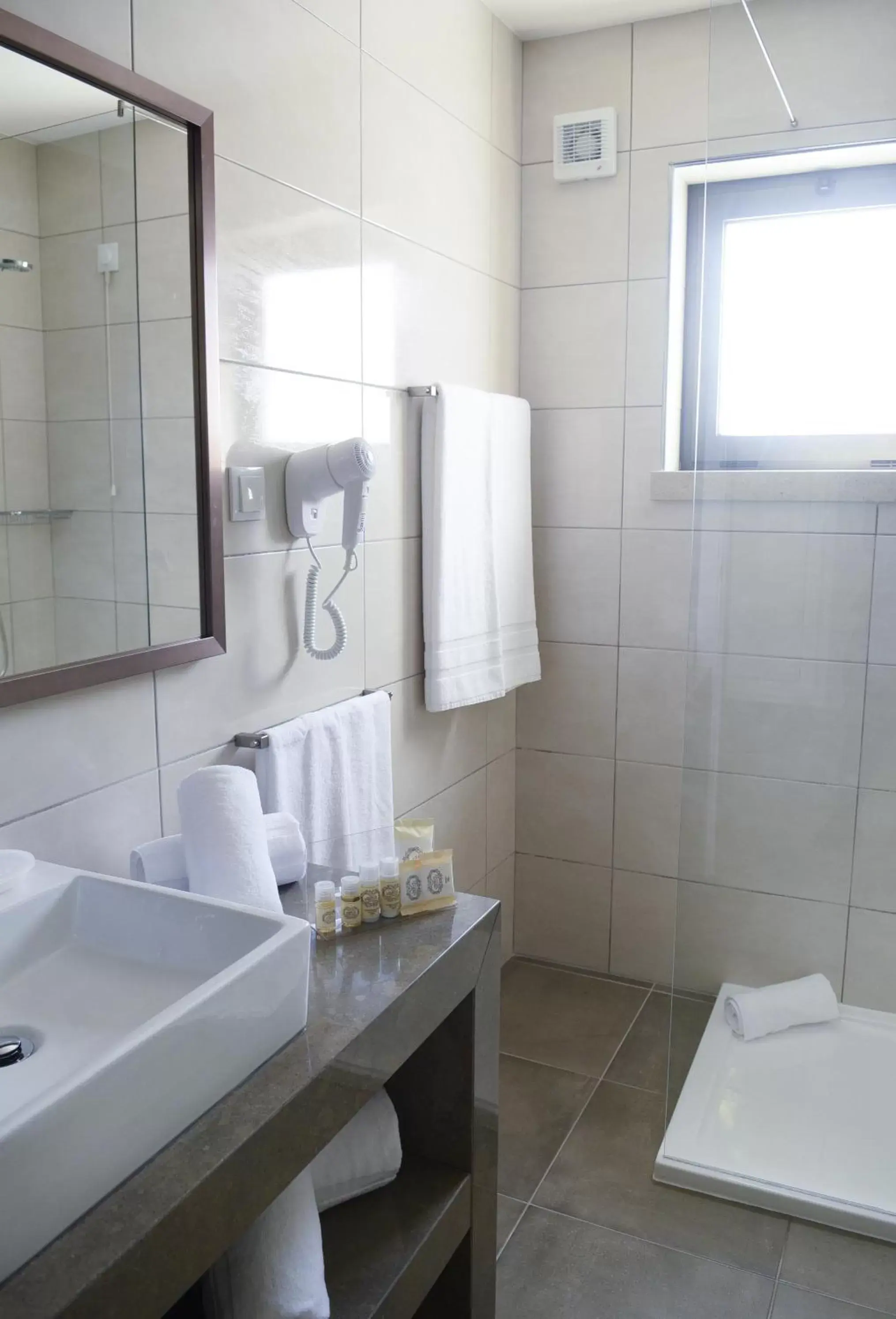 Shower, Bathroom in Villamar Style Maison
