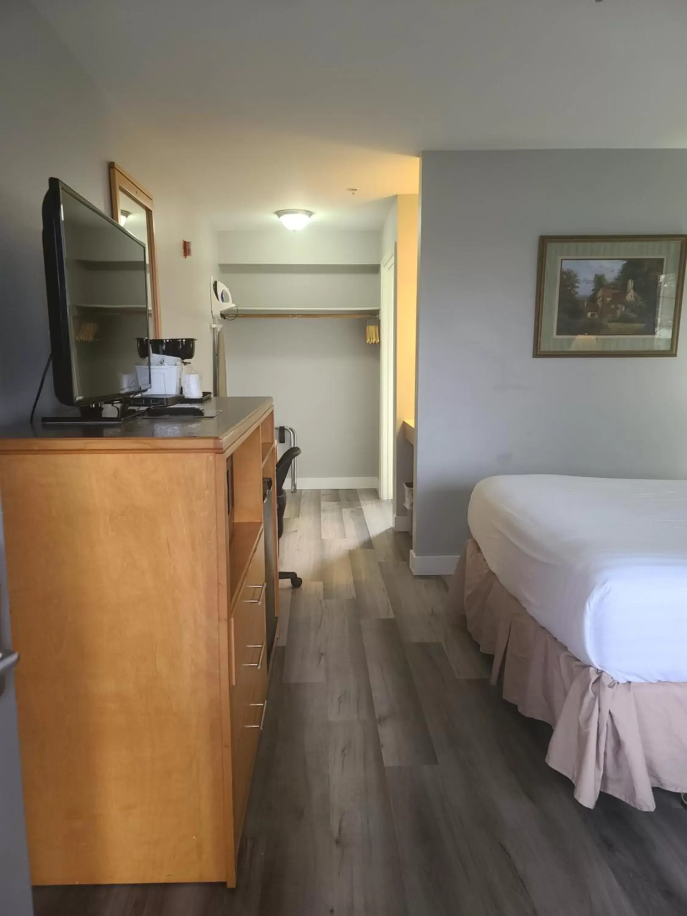 TV and multimedia, Bed in Tulip Inn Mount Vernon TV and multimedia, Bed in Tulip Inn Mount Vernon