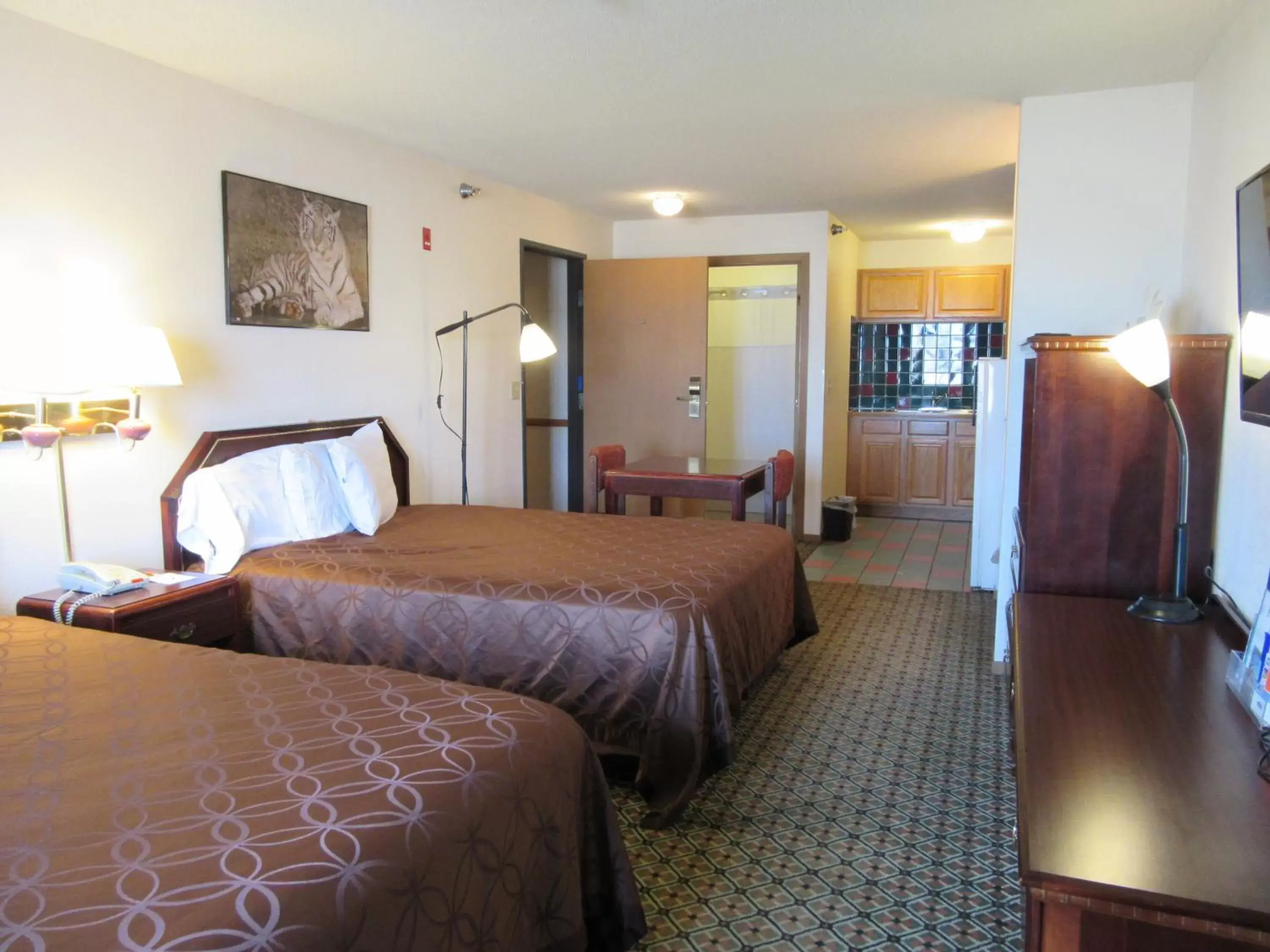 Photo of the whole room, Bed in Howard Johnson by Wyndham Wichita Airport