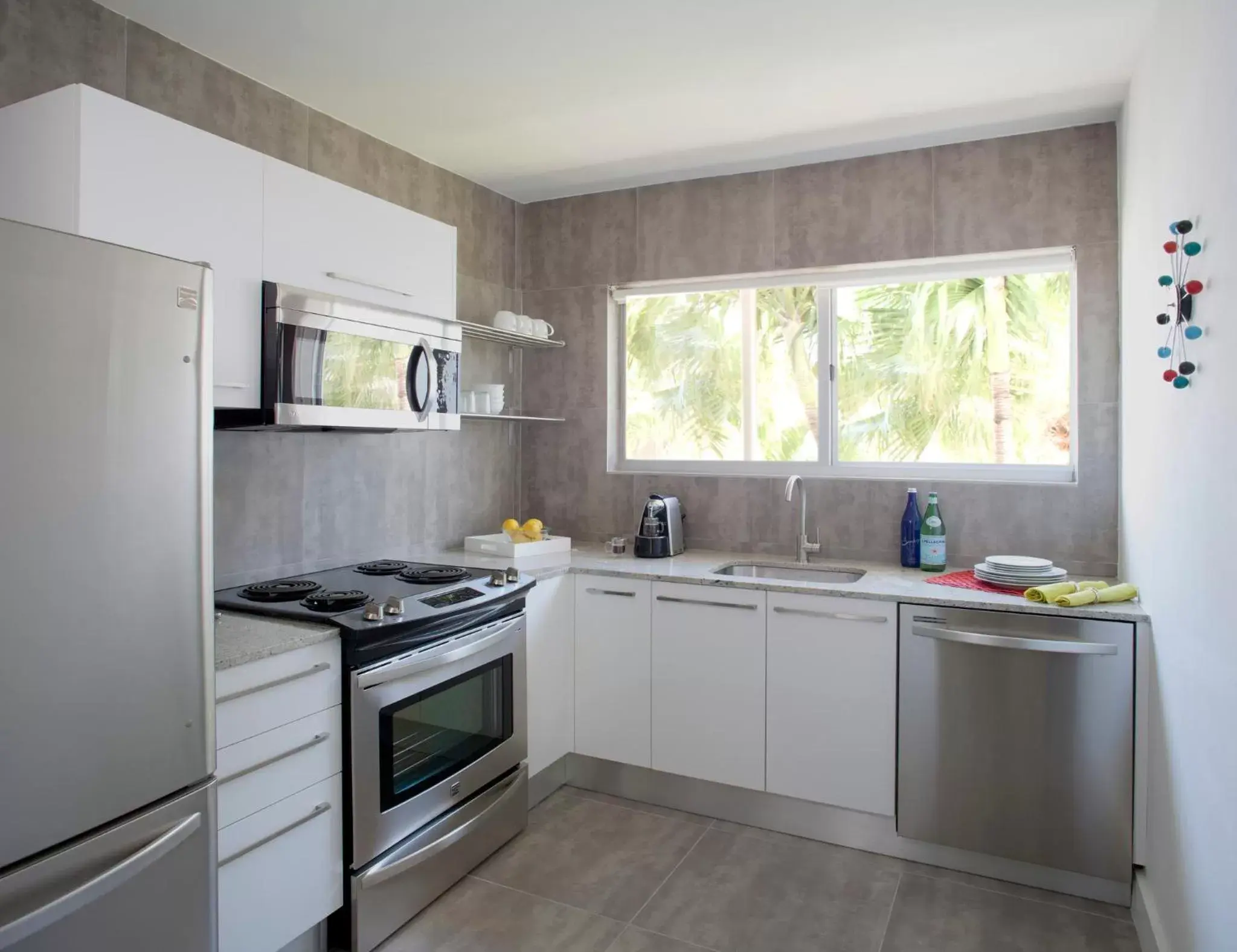 Kitchen or kitchenette, Kitchen/Kitchenette in 1818 Meridian Suites Hotel by Eskape Collection