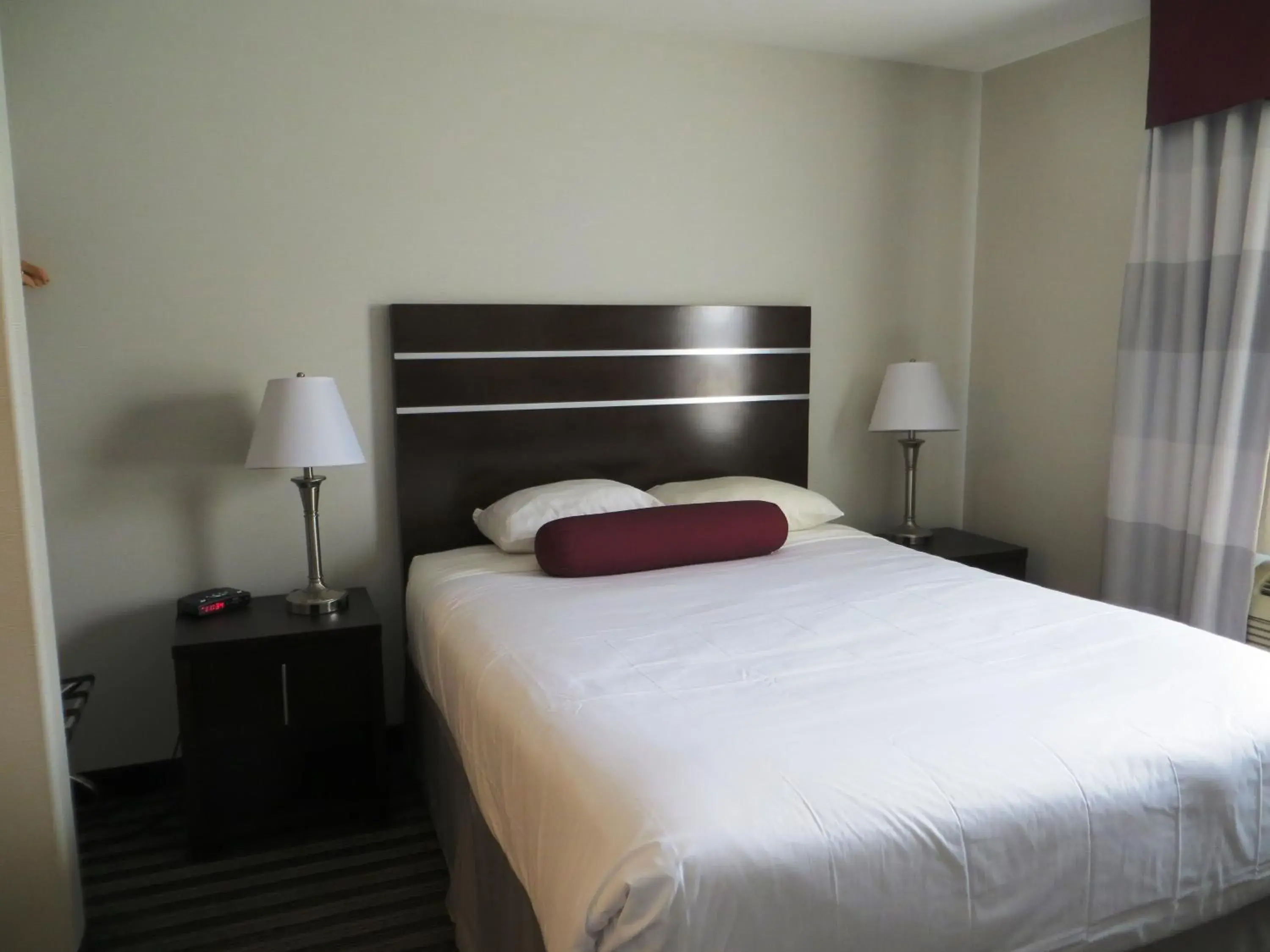 Bedroom, Bed in Super 8 by Wyndham Saskatoon Near Downtown