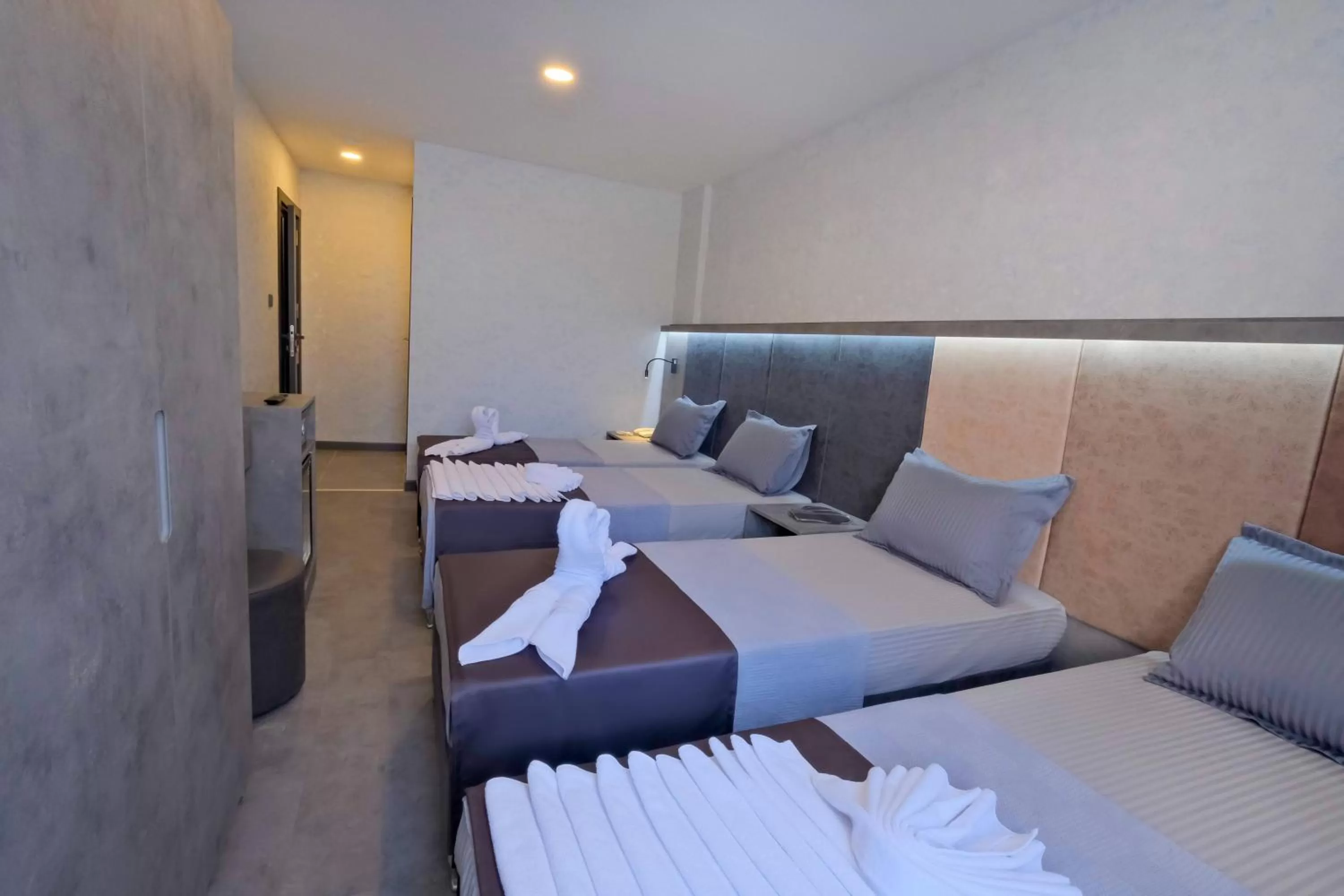 Photo of the whole room, Bed in The Queen Hotel