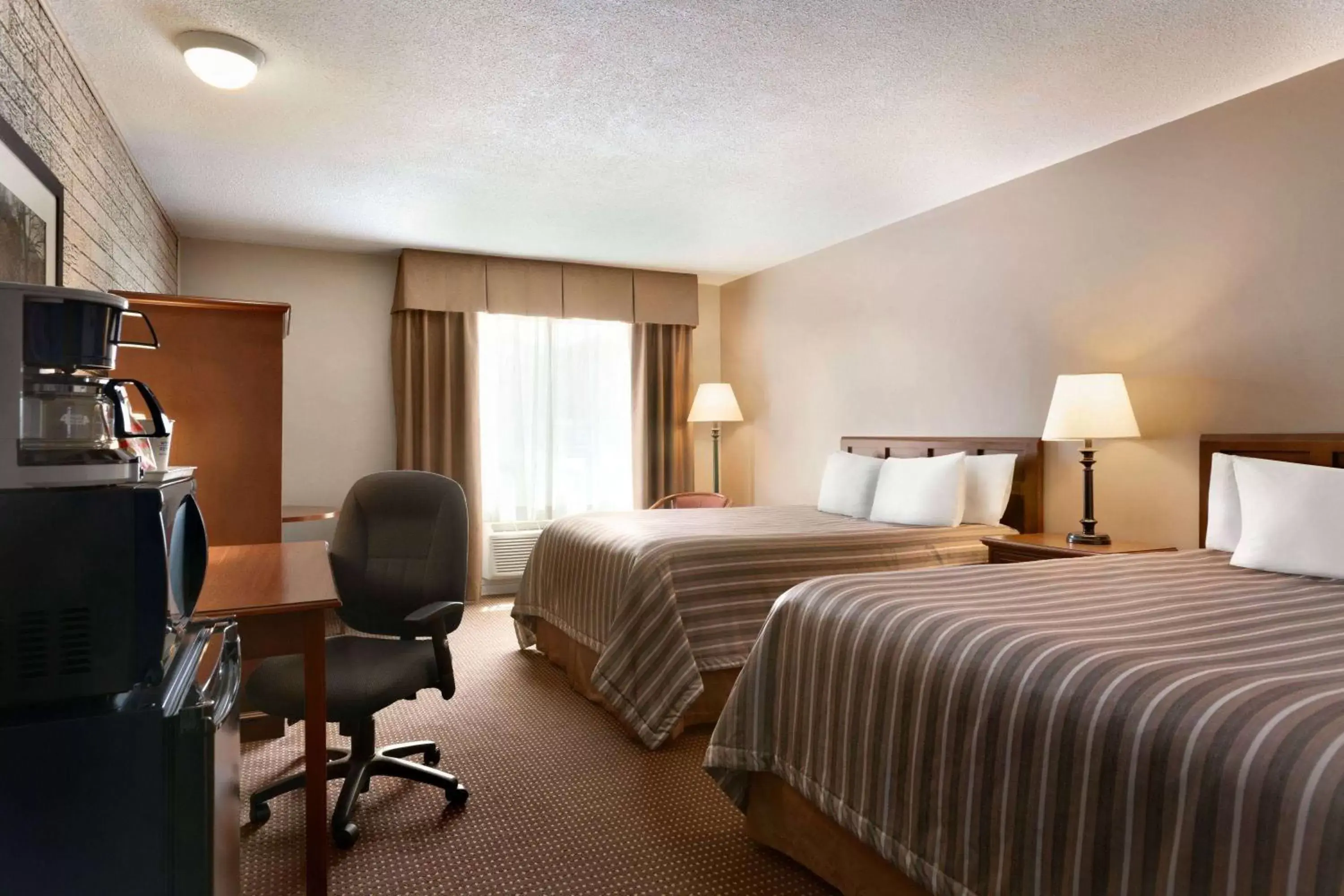 Bed in Travelodge by Wyndham Simcoe Bed in Travelodge by Wyndham Simcoe