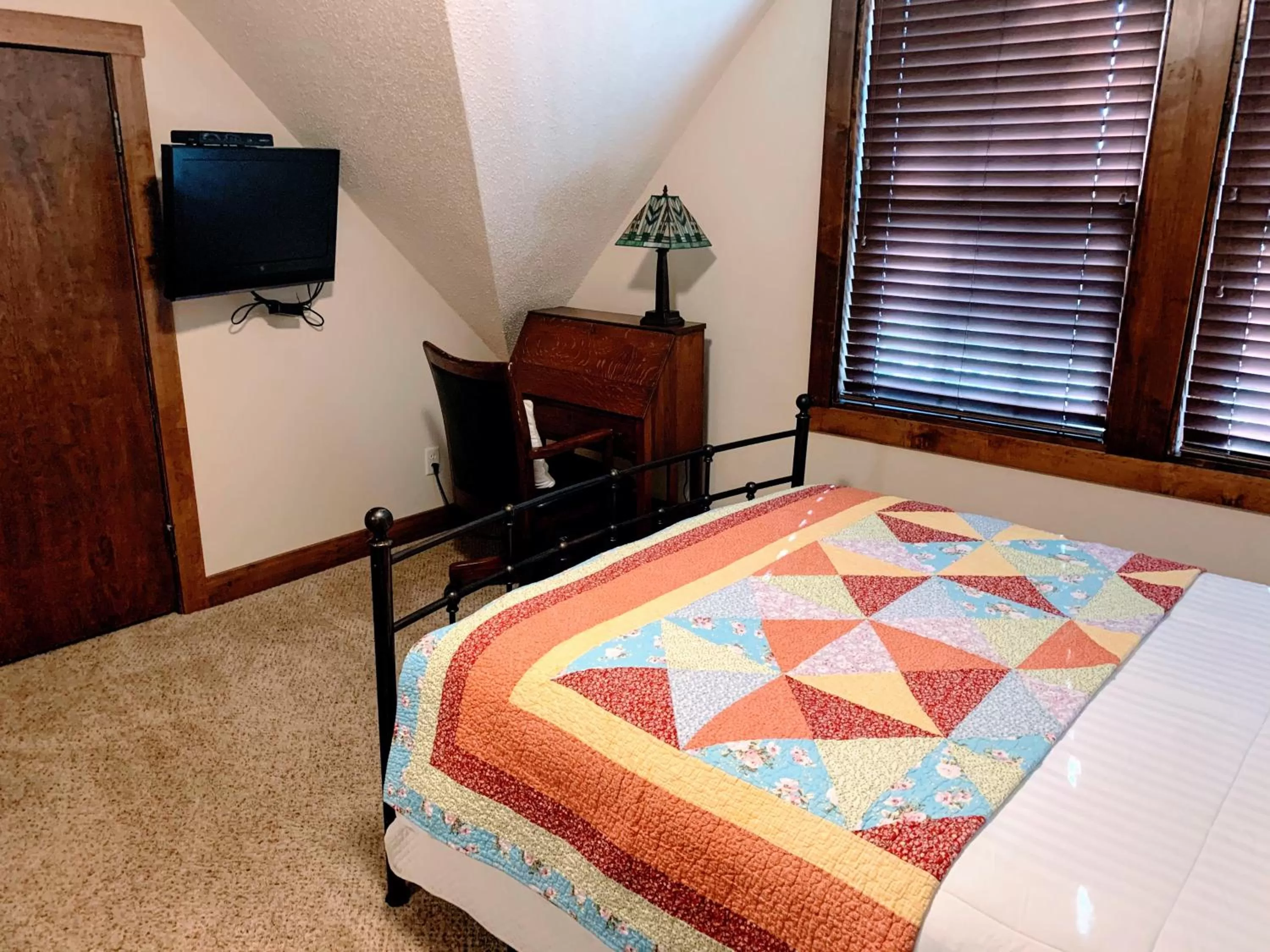 Bed in Iowa House Historic Inn