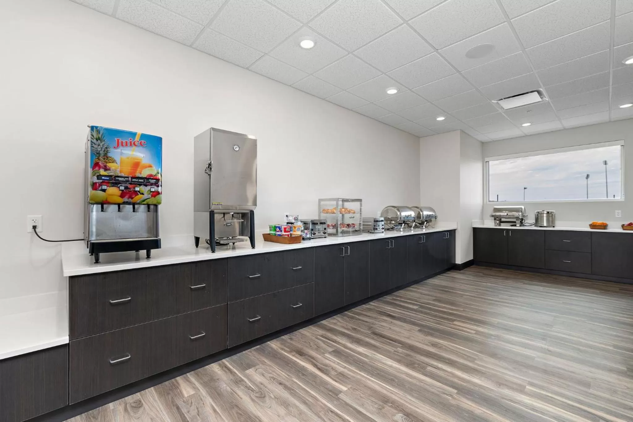 Breakfast in Holiday Inn Express Kansas City North Parkville by IHG