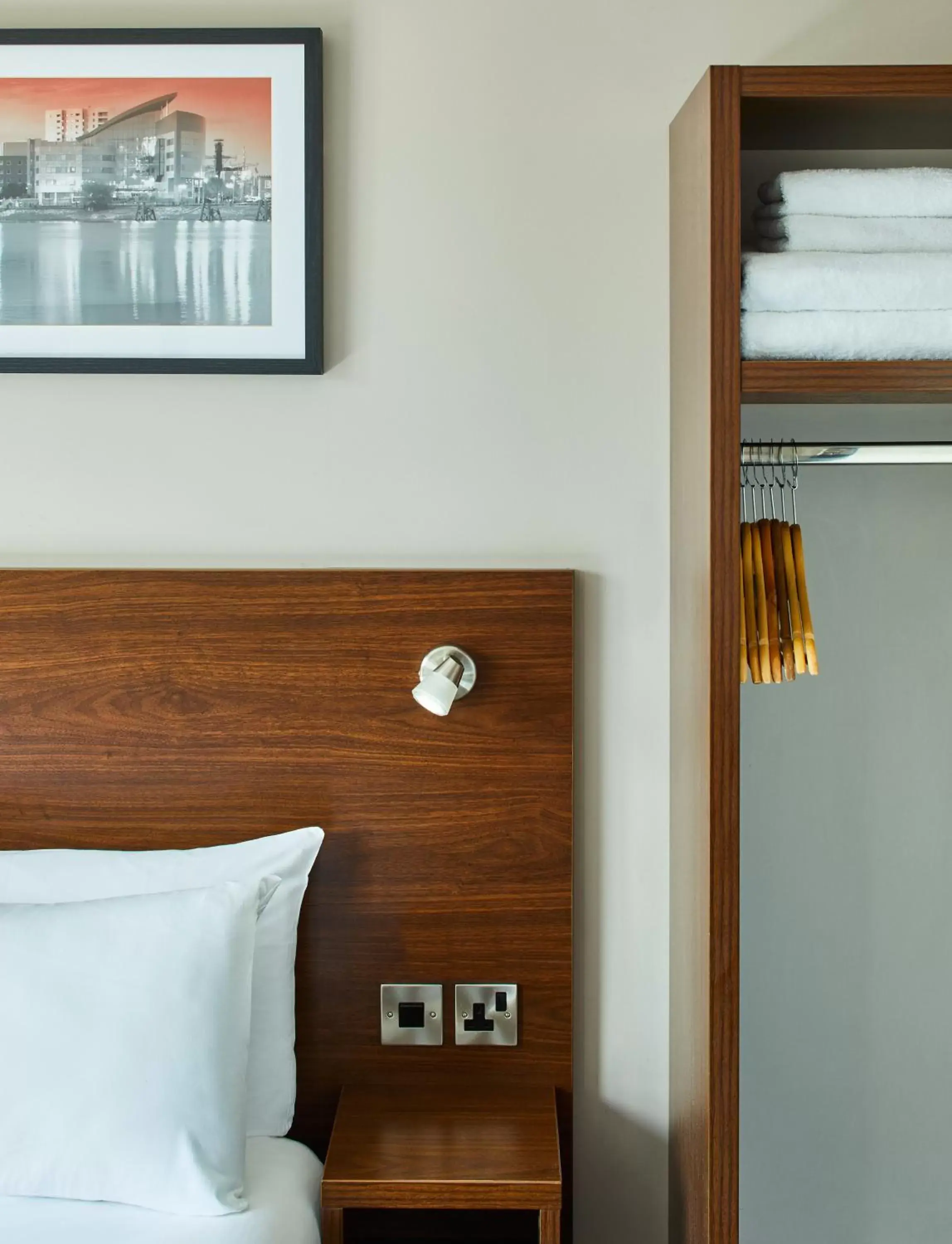 Bedroom, Bed in Leonardo Hotel Bradford - formerly Jurys Inn