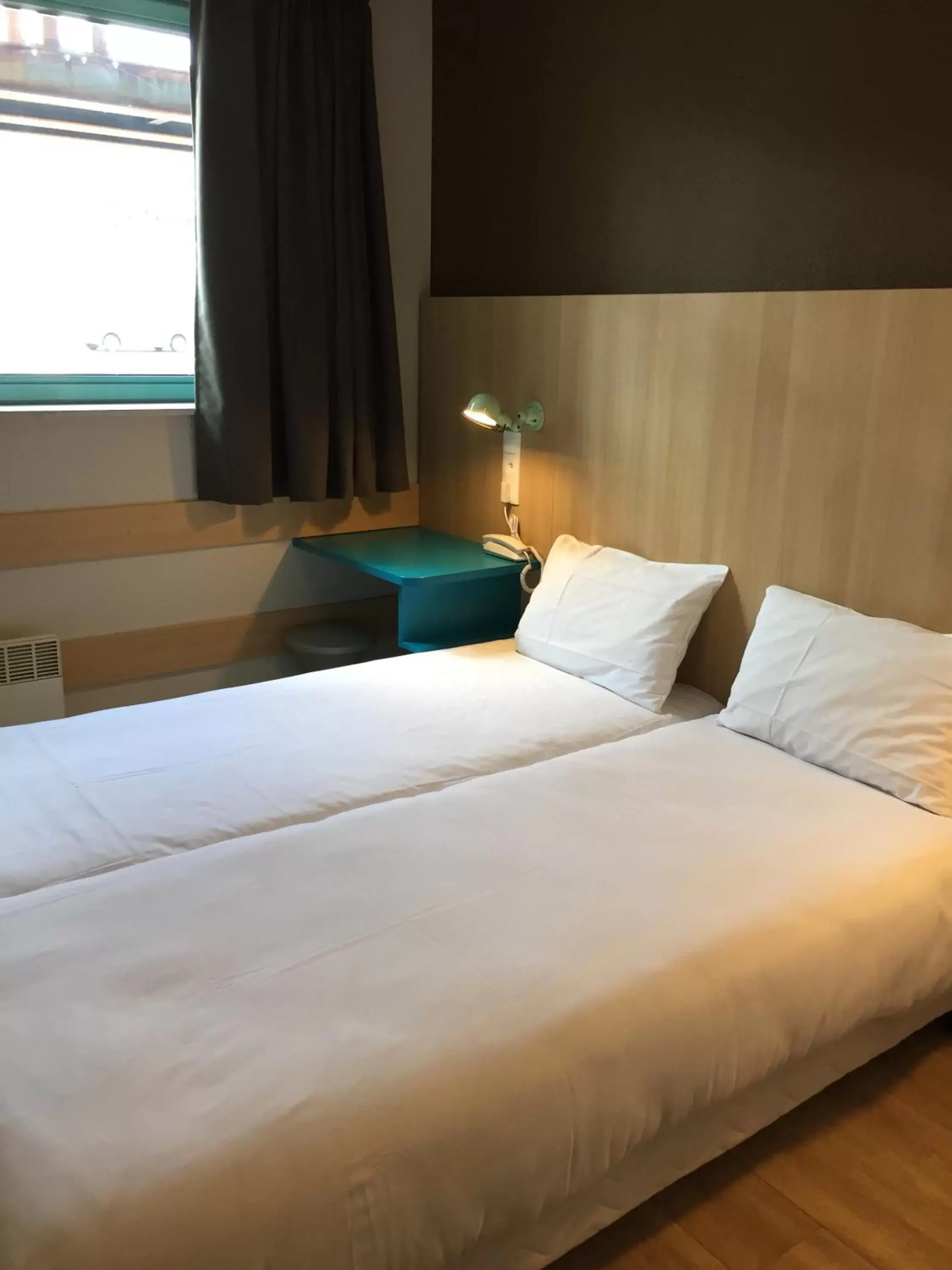 Shower, Bed in Hotel Reseda