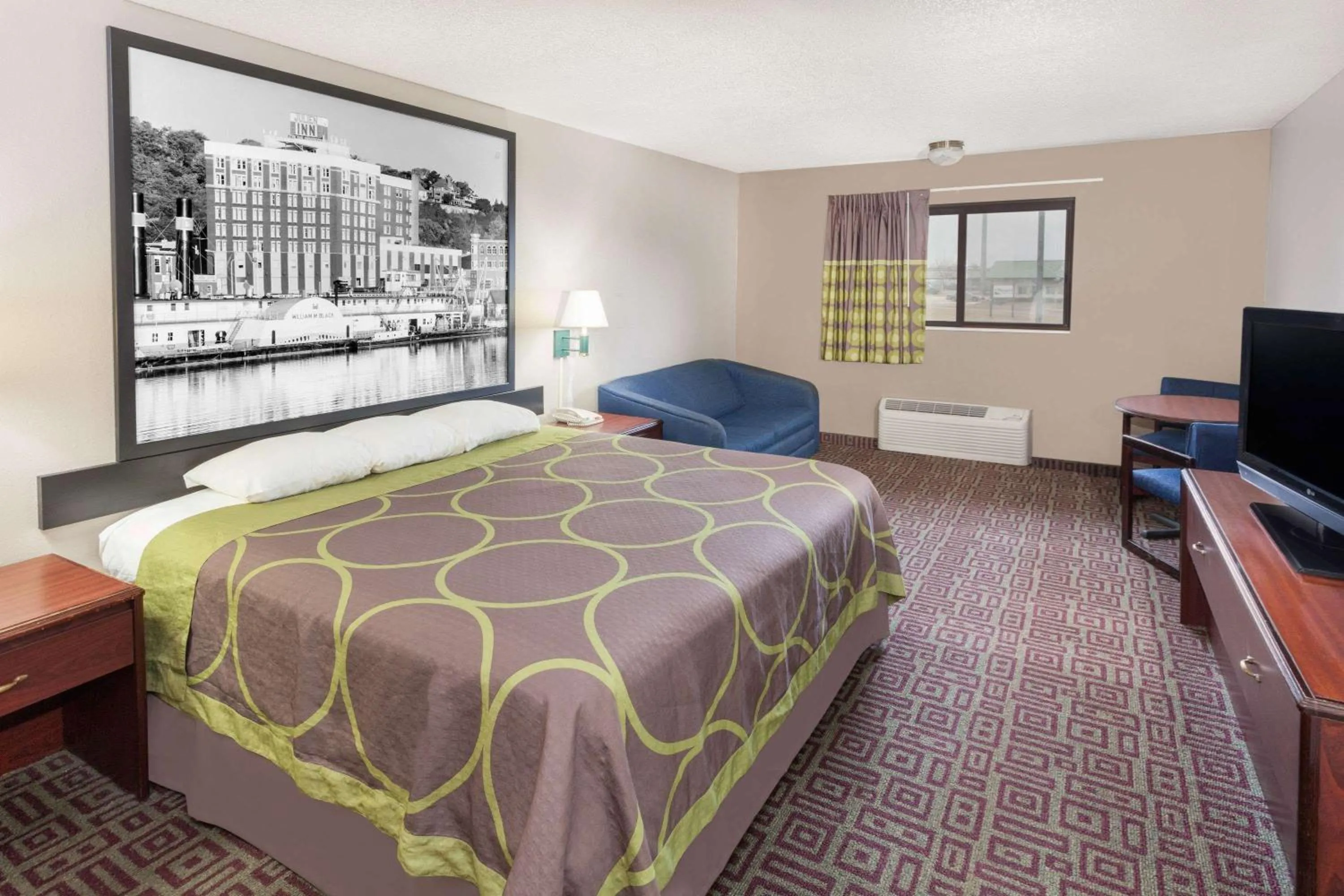 Photo of the whole room, Bed in Super 8 by Wyndham Muscatine