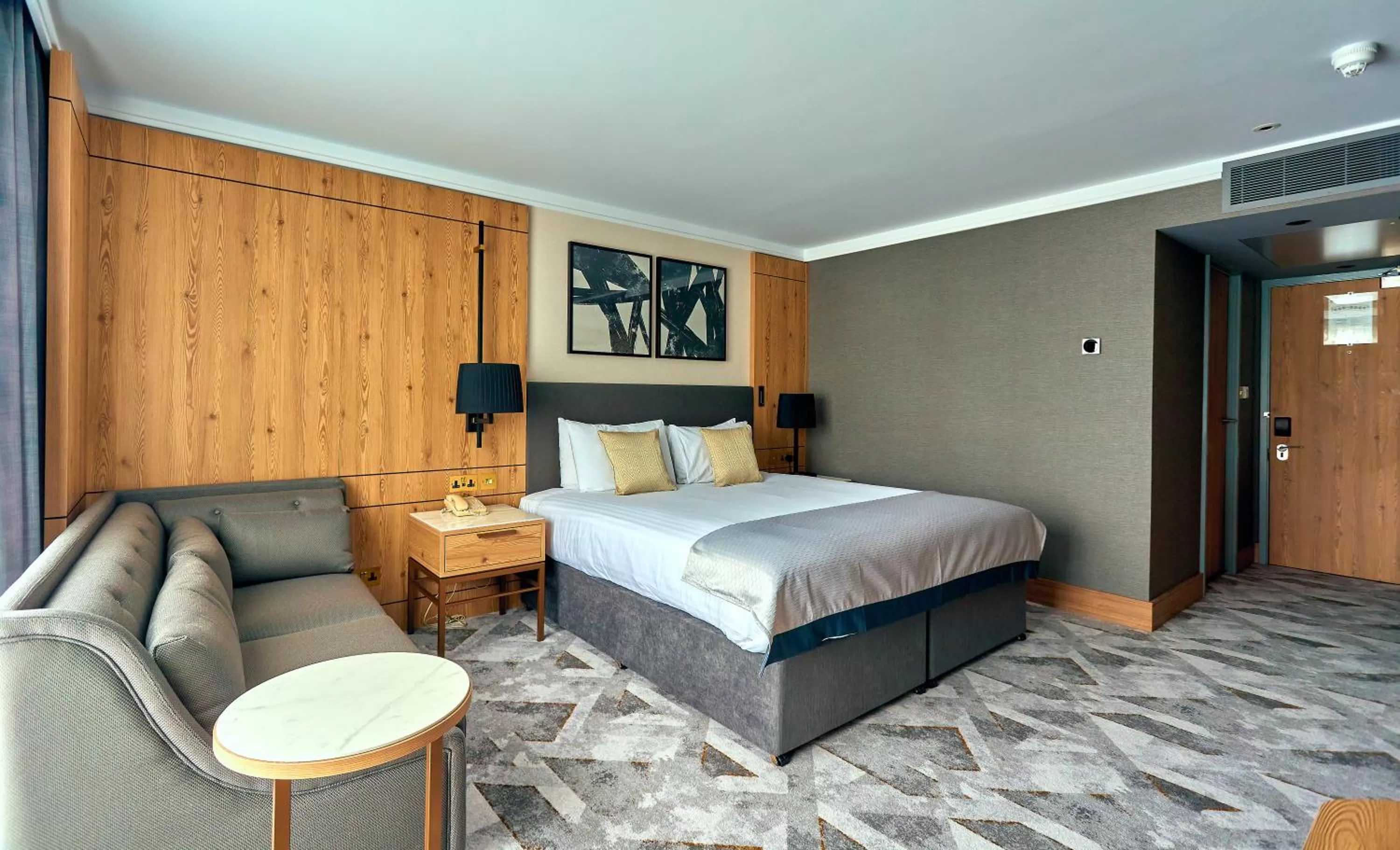 Photo of the whole room, Bed in Crowne Plaza Marlow by IHG