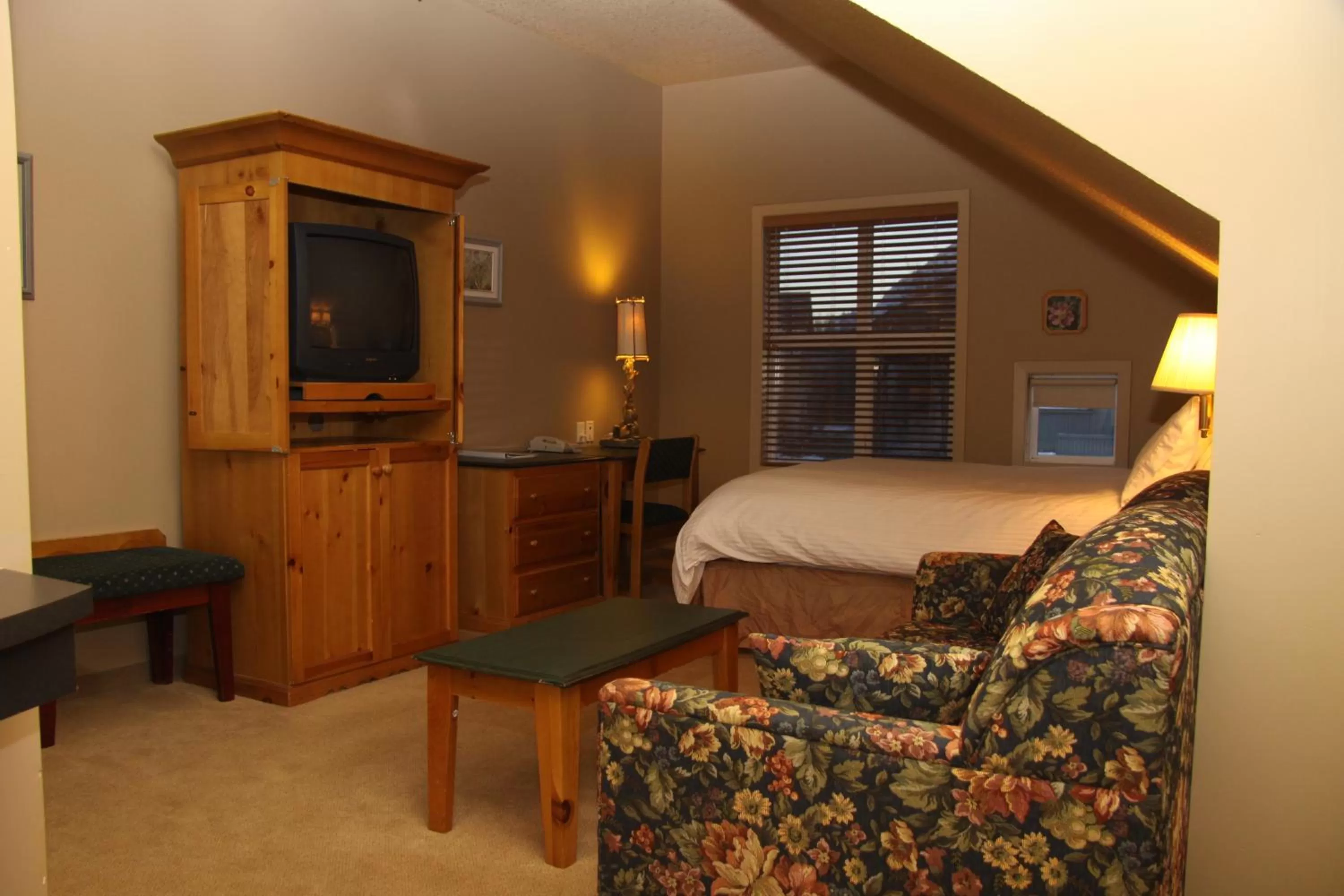 TV and multimedia, Bed in Waterton Lakes Lodge Resort
