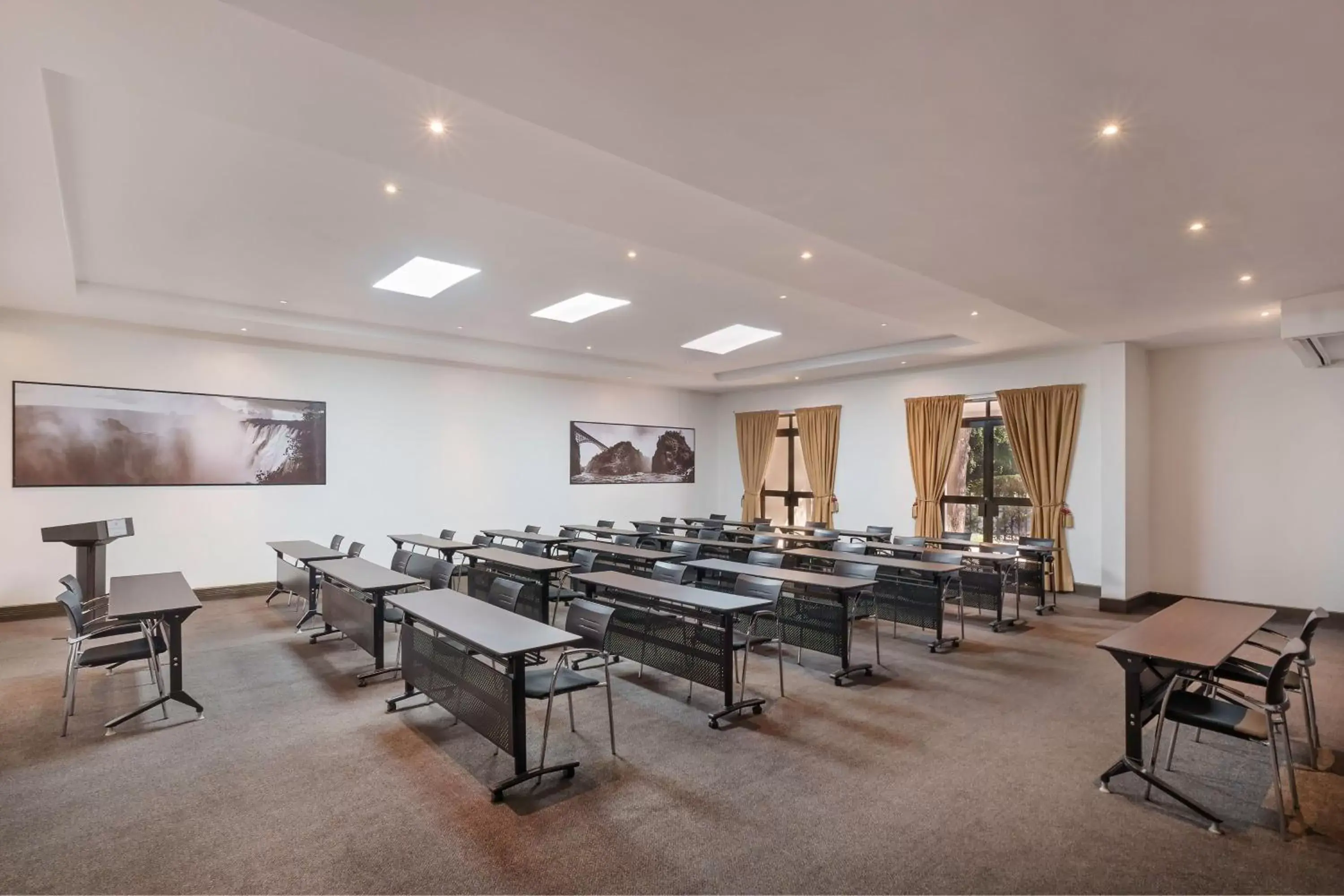 Meeting/conference room, Restaurant/Places to Eat in Protea Hotel by Marriott Livingstone