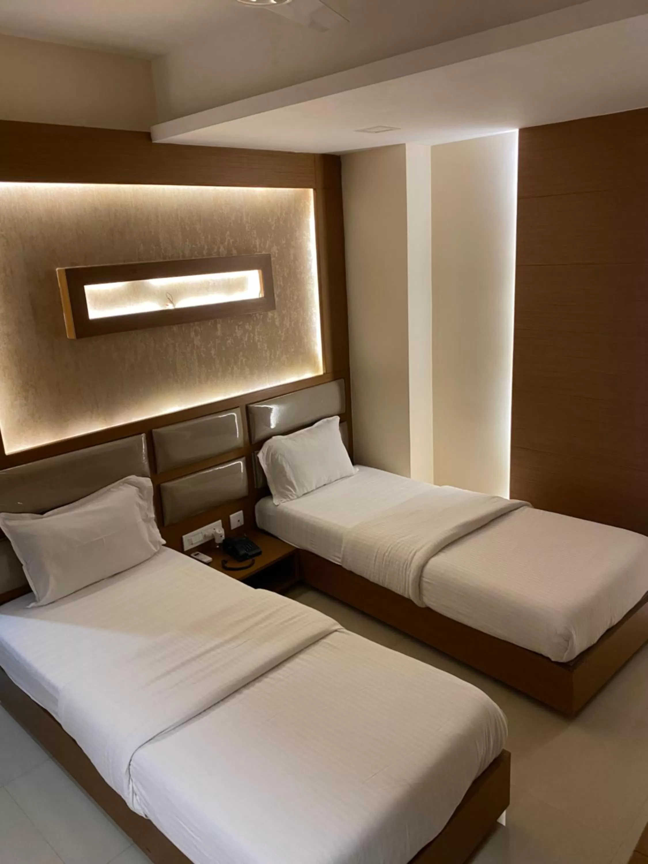 Bedroom, Bed in Greens Suite - Business Class Hotel - Opposite Ripon Building