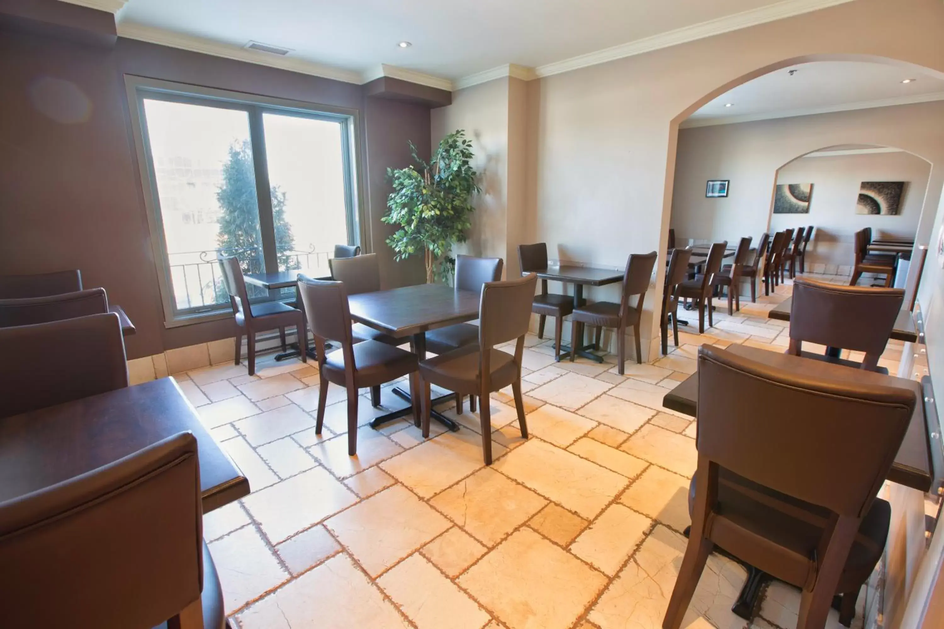 Breakfast, Restaurant/Places to Eat in Hotel Brossard