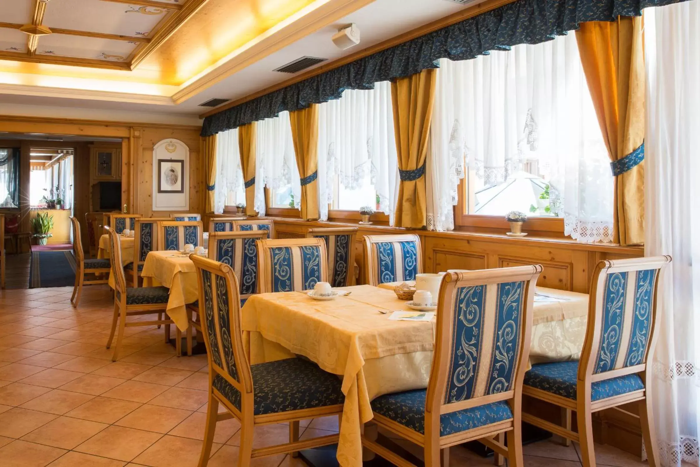 Area and facilities, Restaurant/Places to Eat in Hotel Cristina
