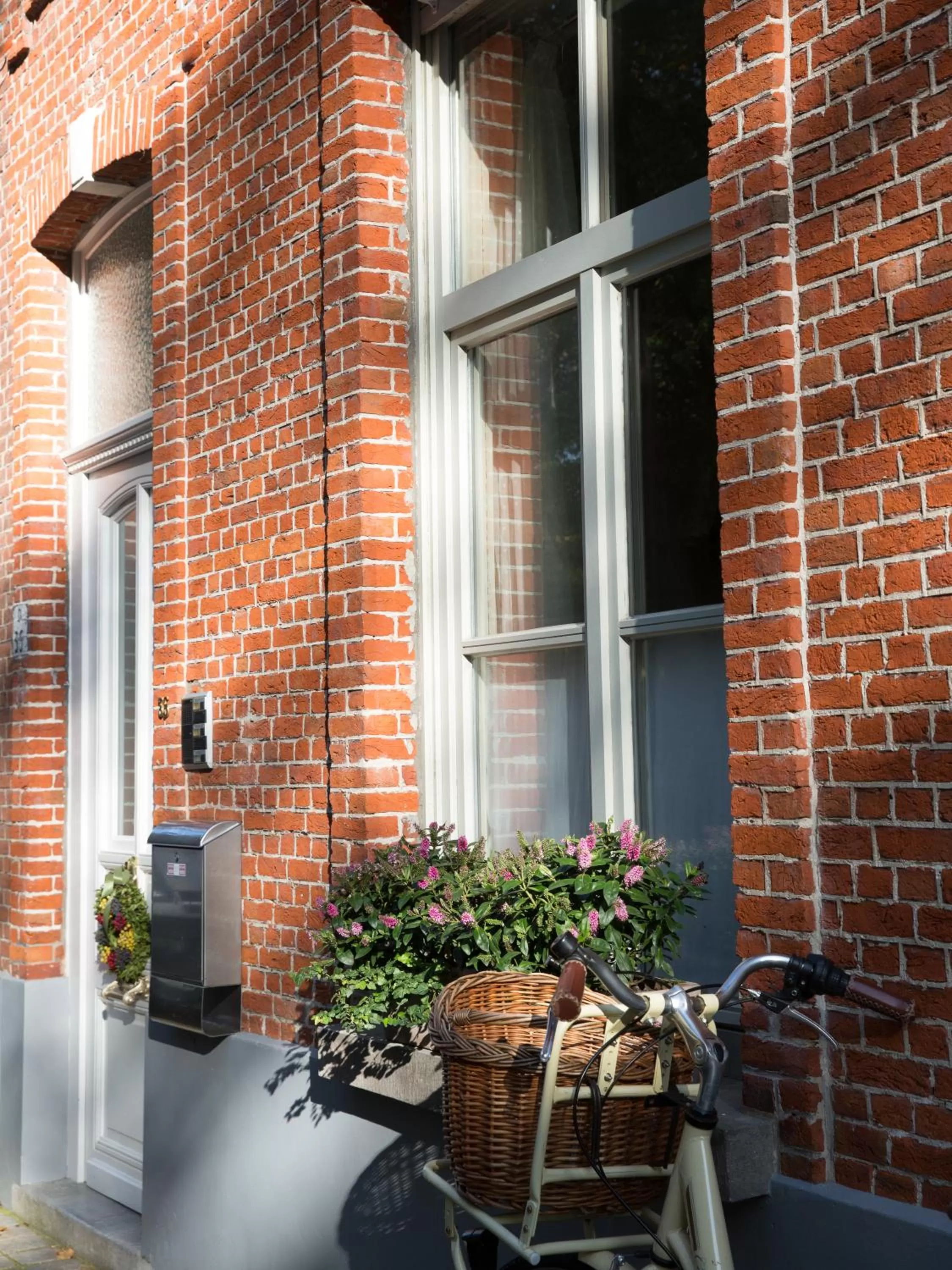 Property building in TWO ROOMS IN BRUGES