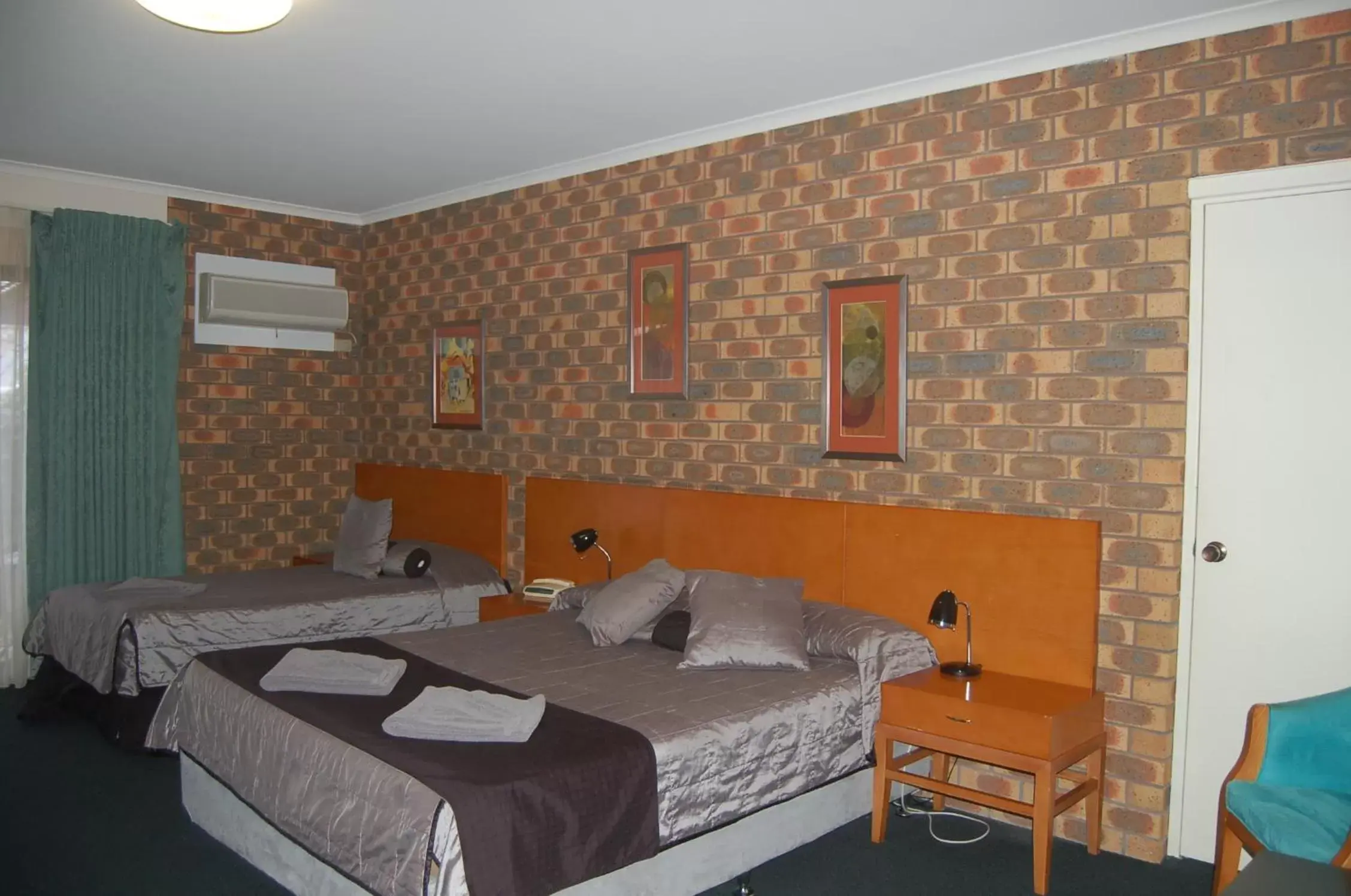 Bedroom, Bed in Horsham Mid City Court Motel