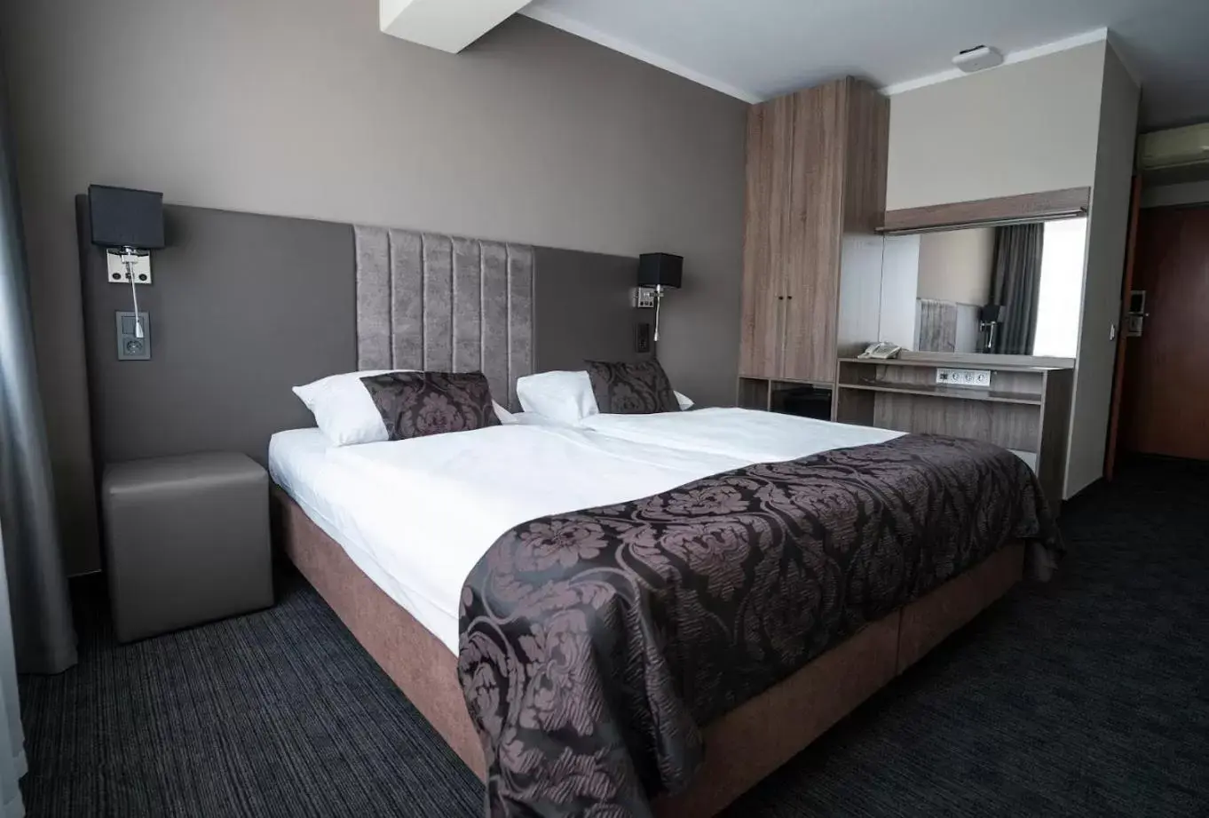 Property building, Bed in Bellevue Park Hotel Riga