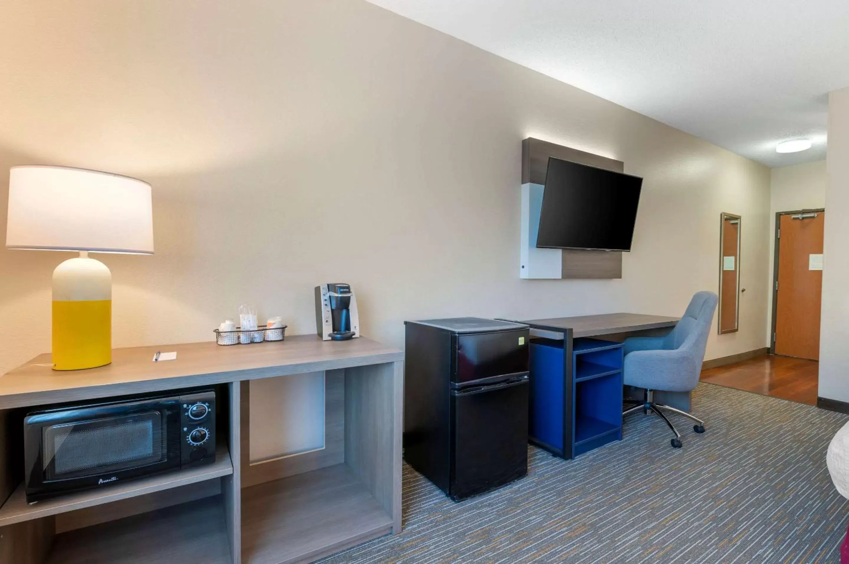 Bedroom, TV/Entertainment Center in Comfort Inn & Suites