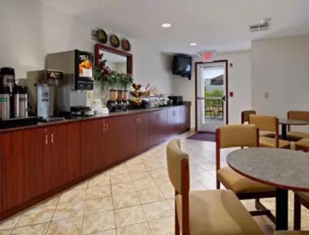 Day, Restaurant/Places to Eat in Microtel Inn and Suites Gassaway