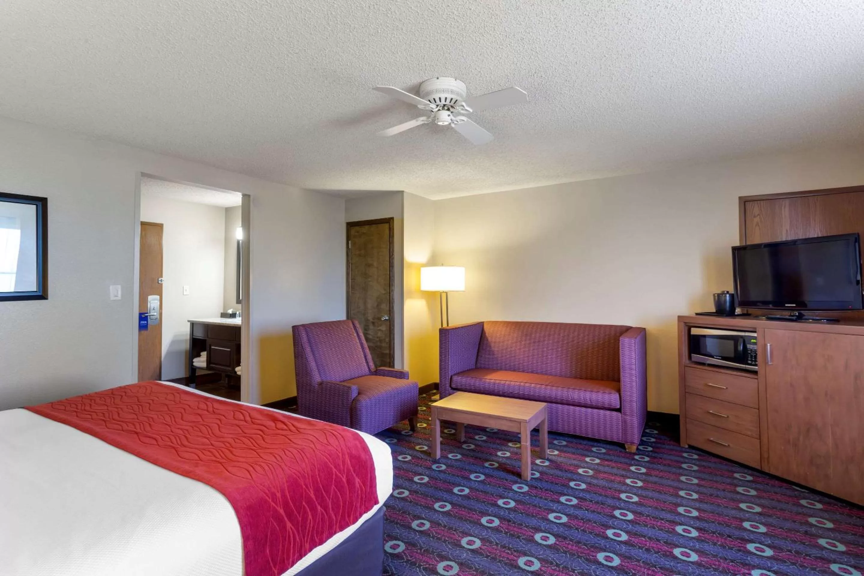 Photo of the whole room, Bed in Comfort Inn West Valley - Salt Lake City South
