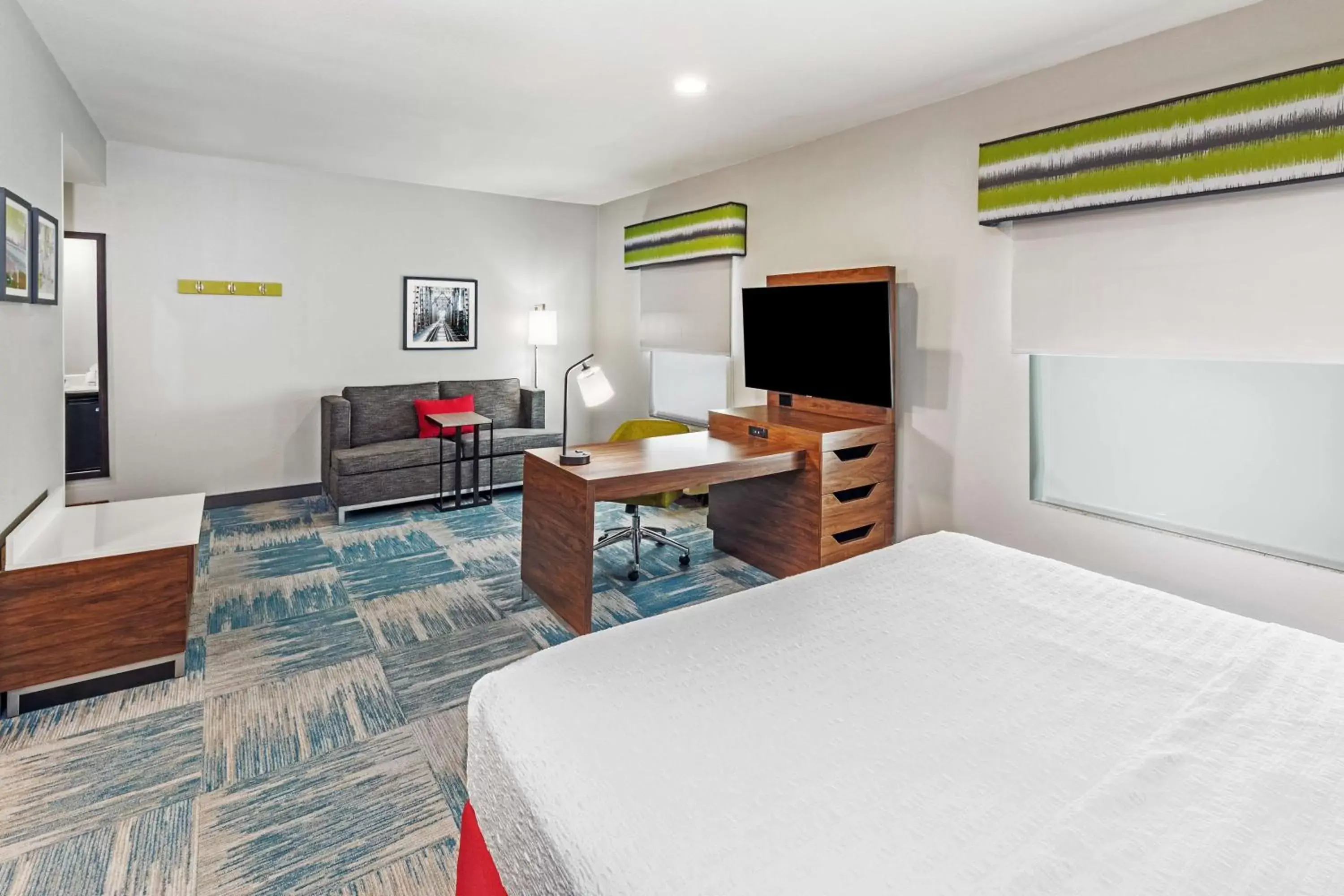 Bedroom, TV/Entertainment Center in Hampton Inn and Suites Houston Central